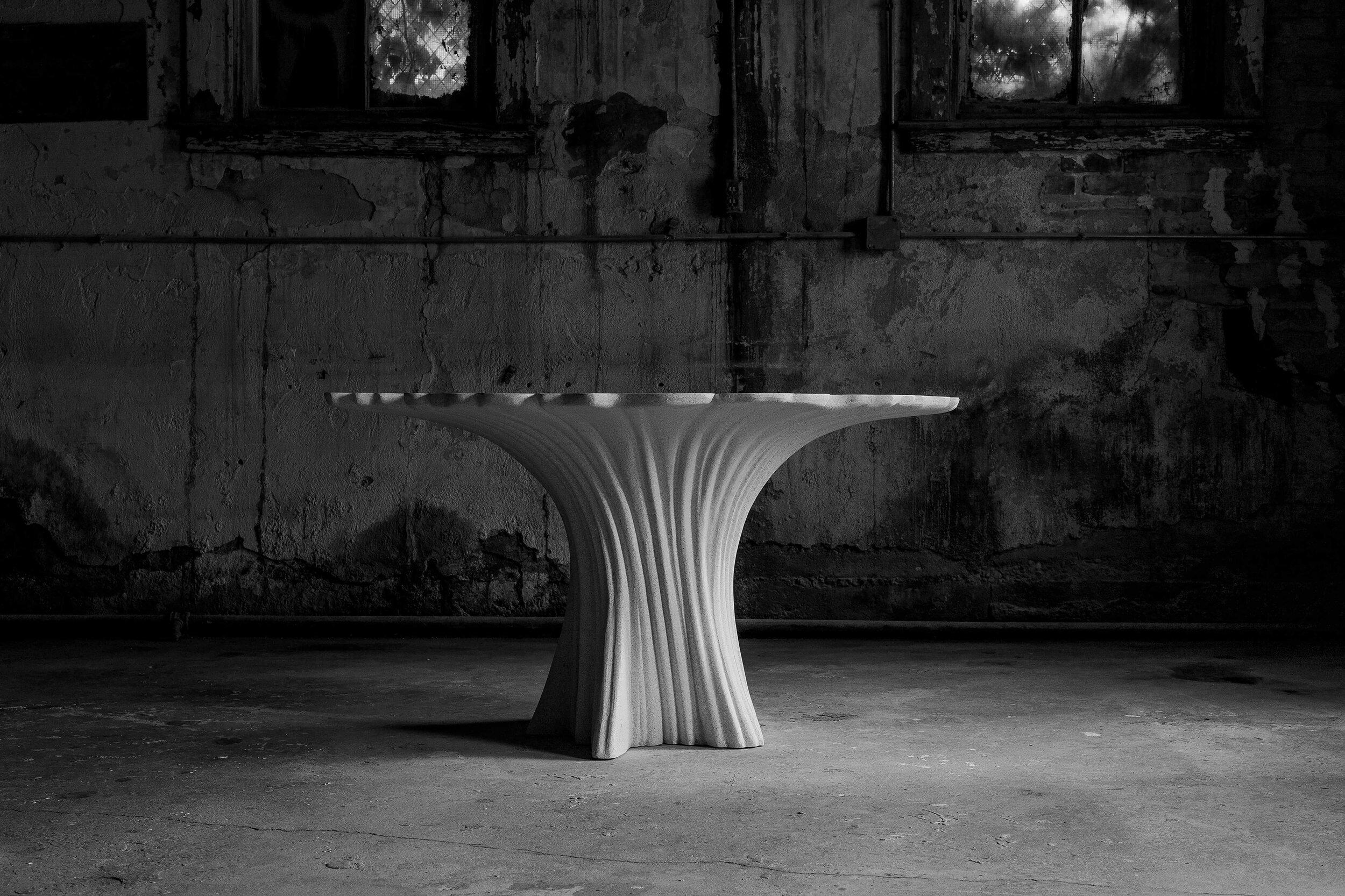 Minimaliste Table de salle à manger Perennial Cypress, pierre naturelle, Zachary A. Design en vente