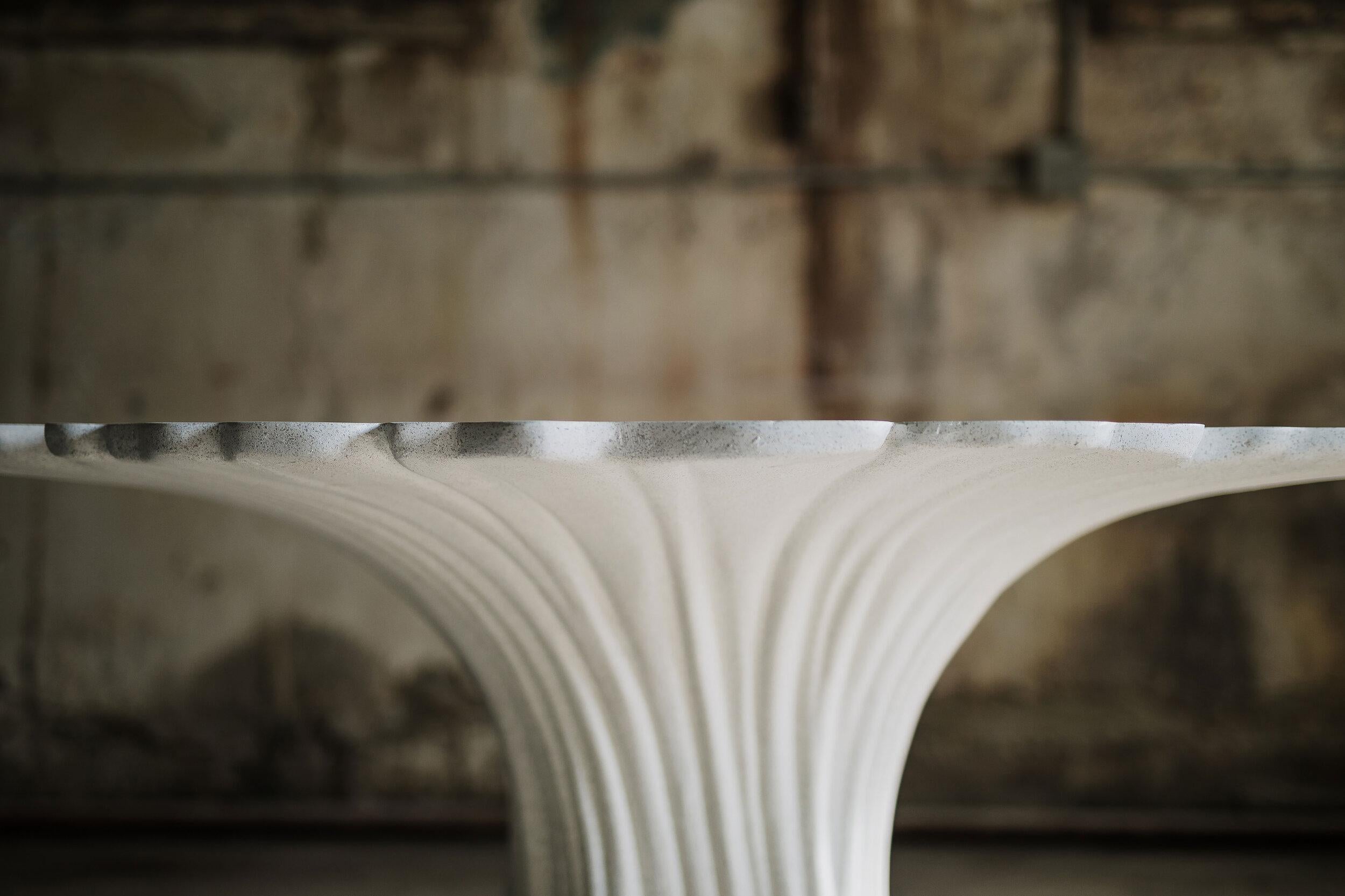Américain Table de salle à manger Perennial Cypress, pierre naturelle, Zachary A. Design en vente