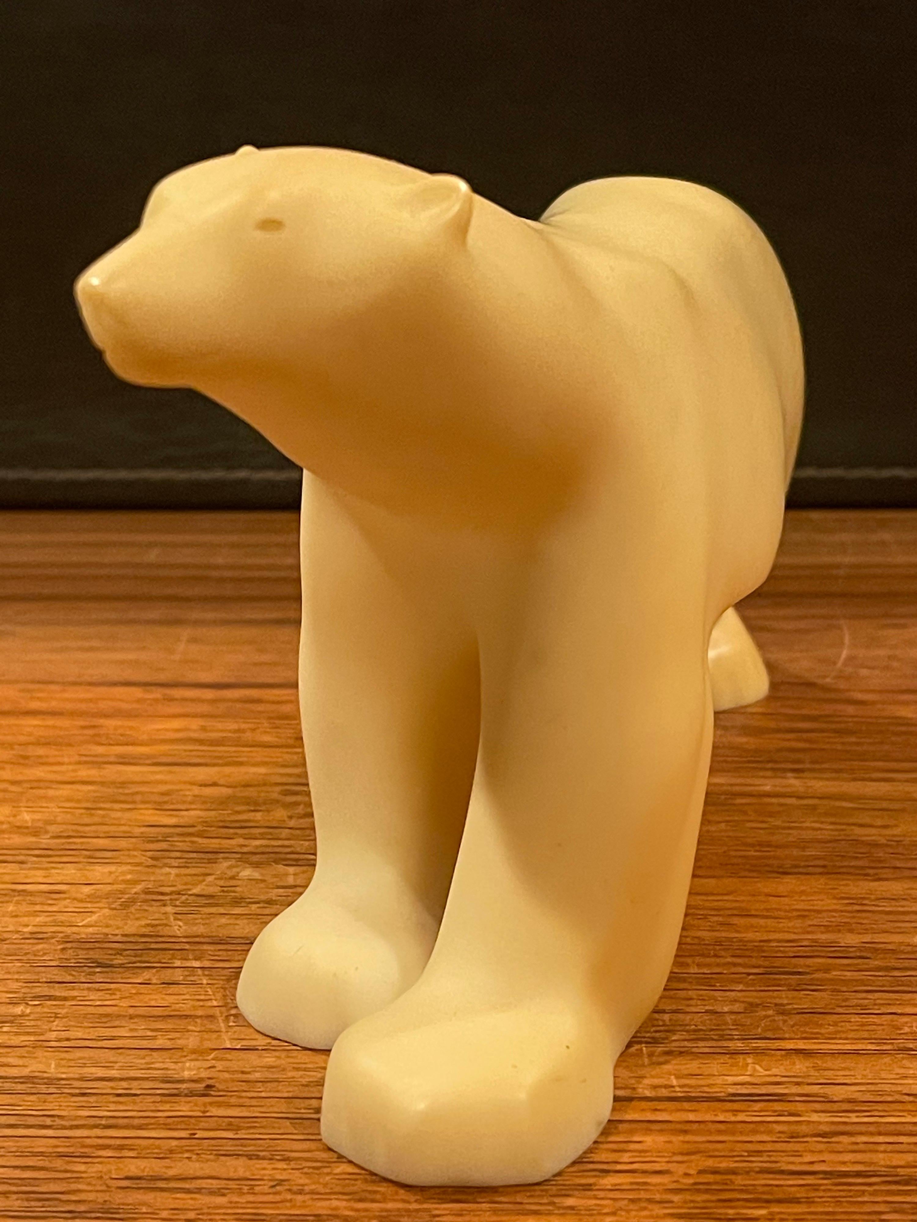 20ième siècle Sculpture d'ours polaire en résine moulée de Francois Pompon pour la collection Moma en vente