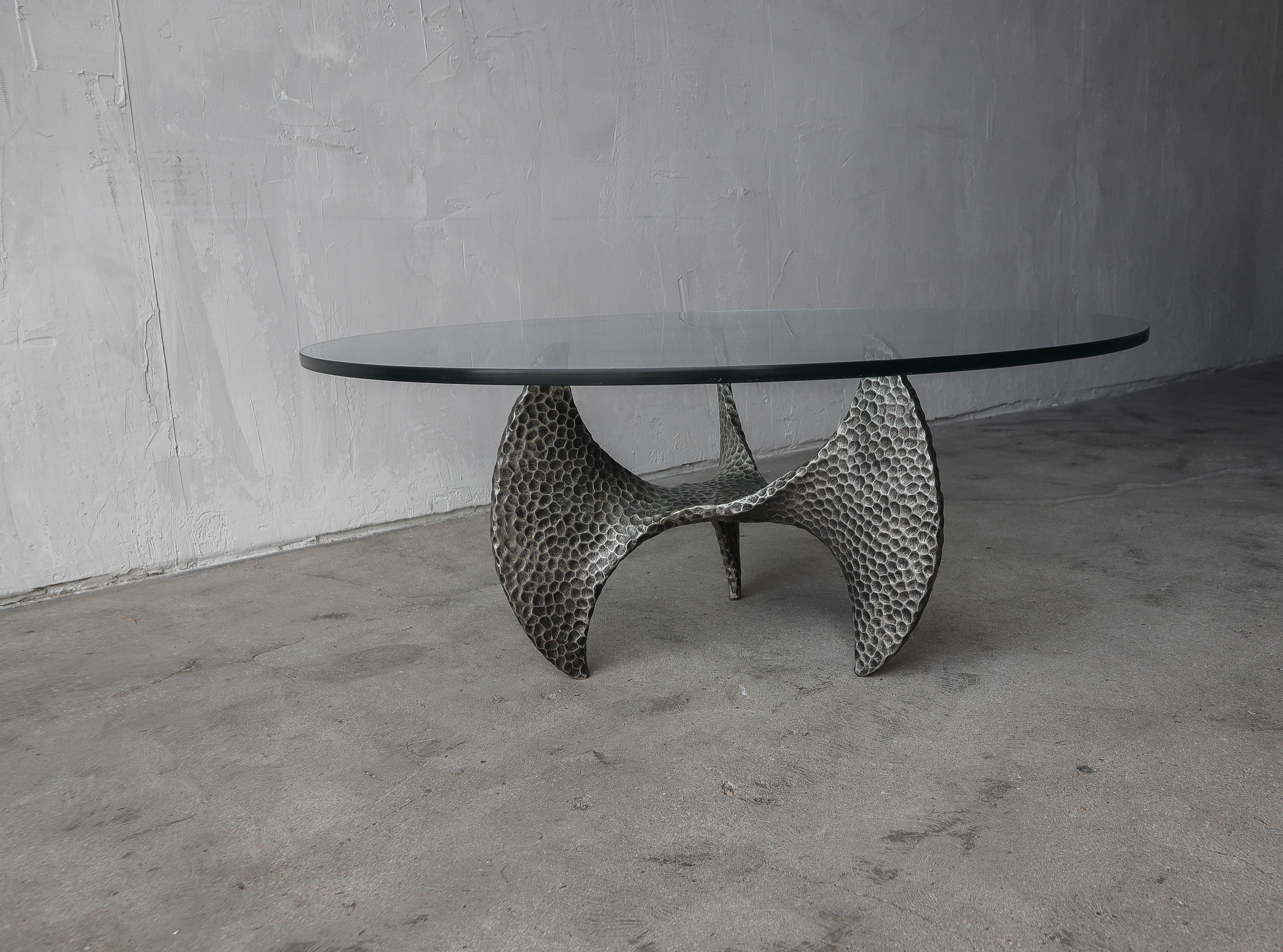 Vintage cast resin propeller side table made to look like hammered metal. A interesting take on the aluminum propeller tables created by Knut Hesterburg. Made in Chicago by the Chicago Statuary Company, stamped and dated 1970

Table is on the