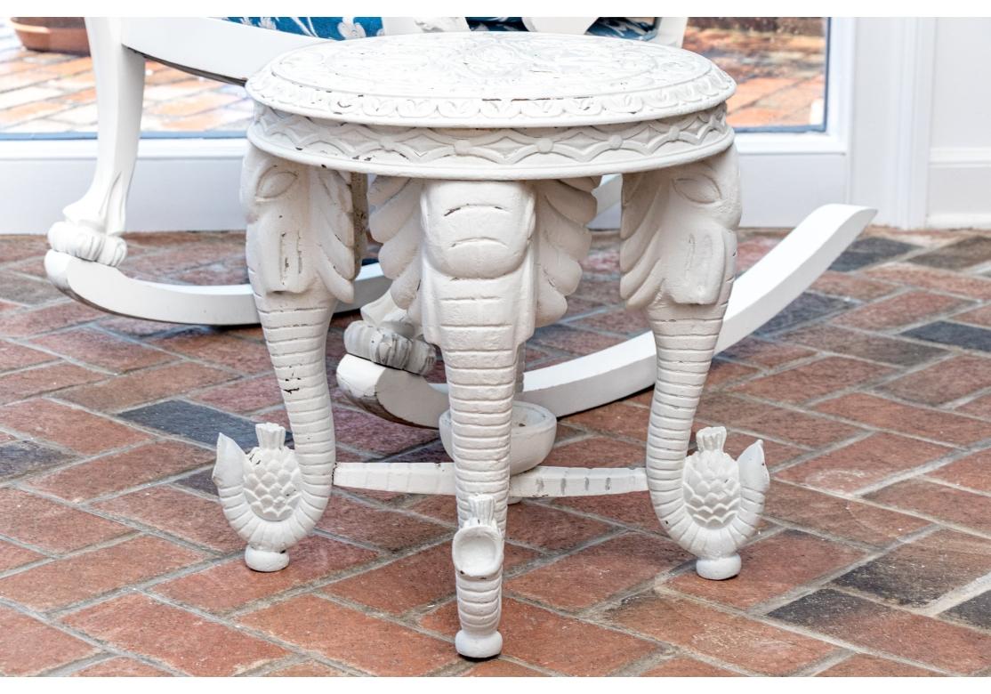 Table d'éléphant d'appoint en résine moulée, reproduite et peinte à l'orientale en vente 7