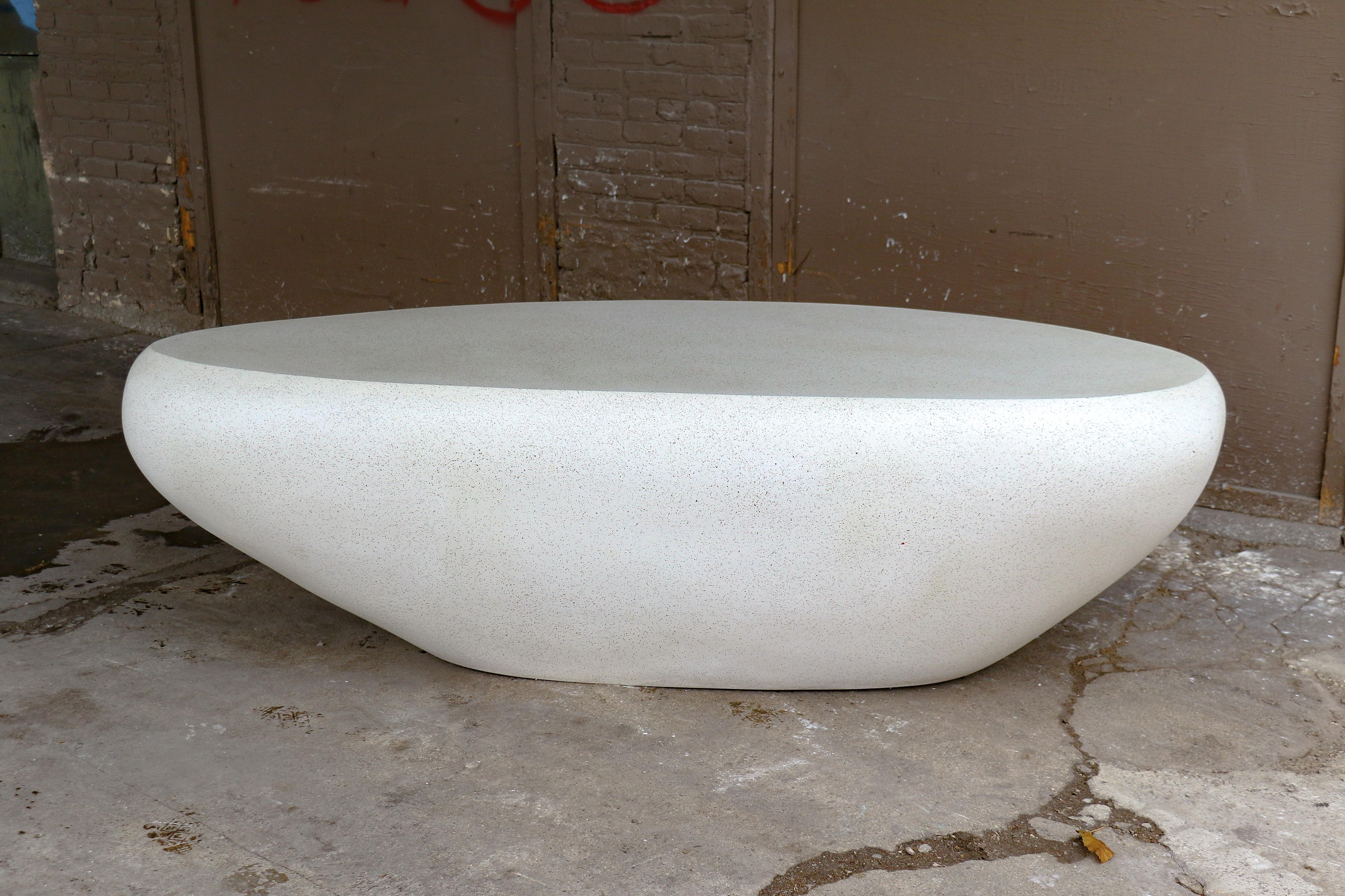 Lissée au fil des millénaires, la silhouette organique du River Rock crée un doux écoulement de la pierre sur sa surface moulée à la main, offrant une délicatesse visuelle et tactile.

Dimensions : Largeur 198 cm, profondeur 86 cm, hauteur 61 cm.