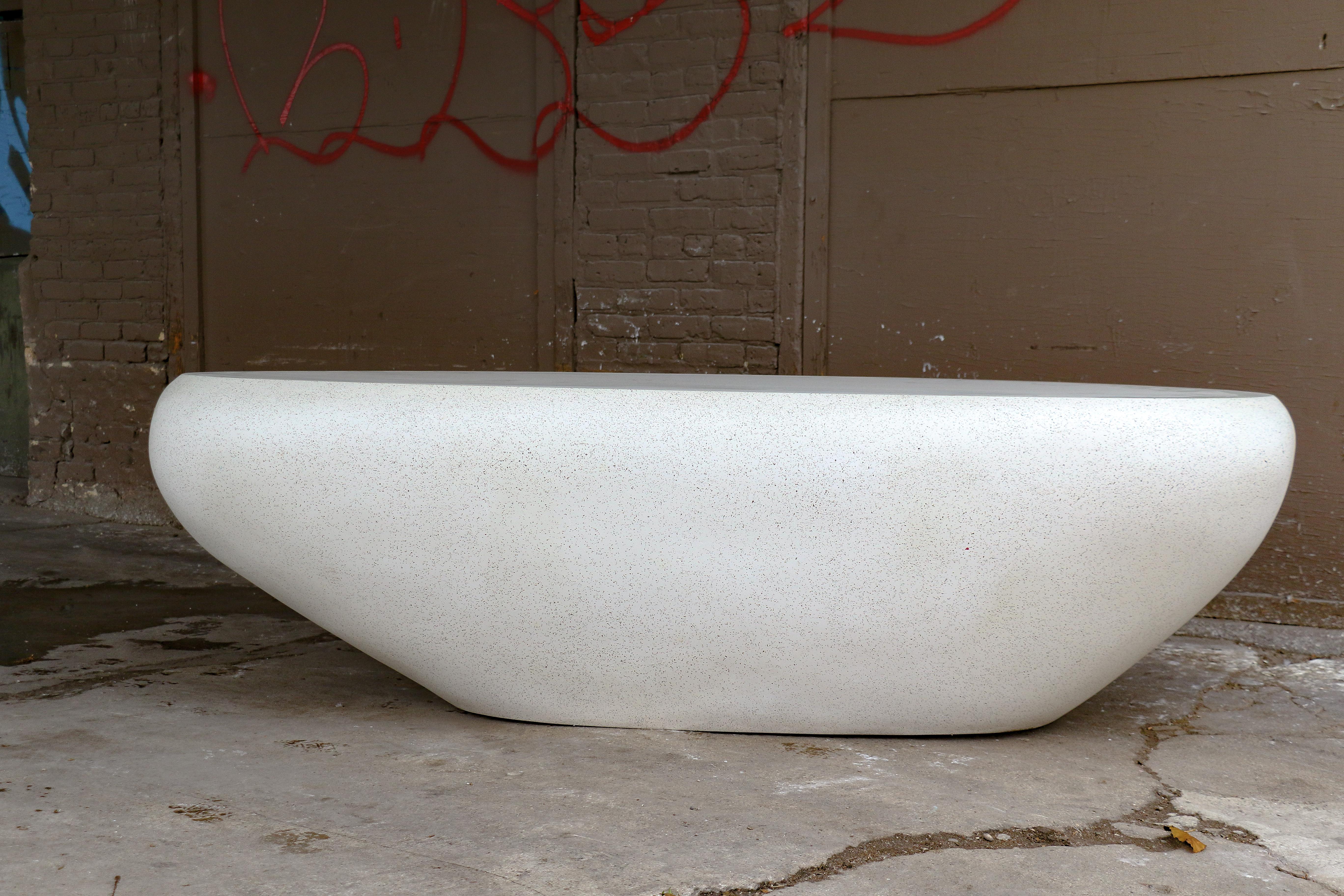 Minimaliste Table basse River Rock en résine moulée, finition pierre naturelle par Zachary A. Design en vente