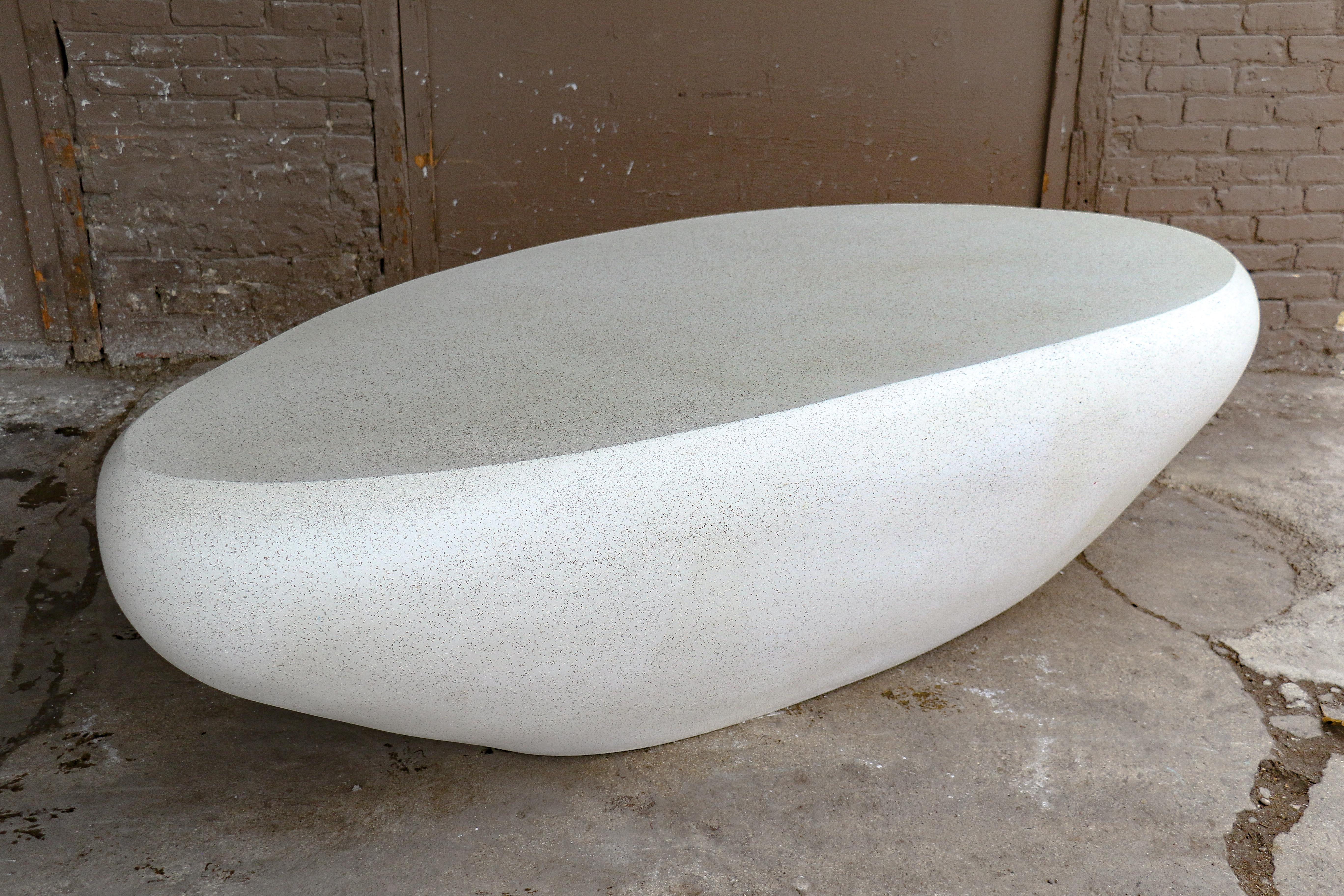 Américain Table basse River Rock en résine moulée, finition pierre naturelle par Zachary A. Design en vente