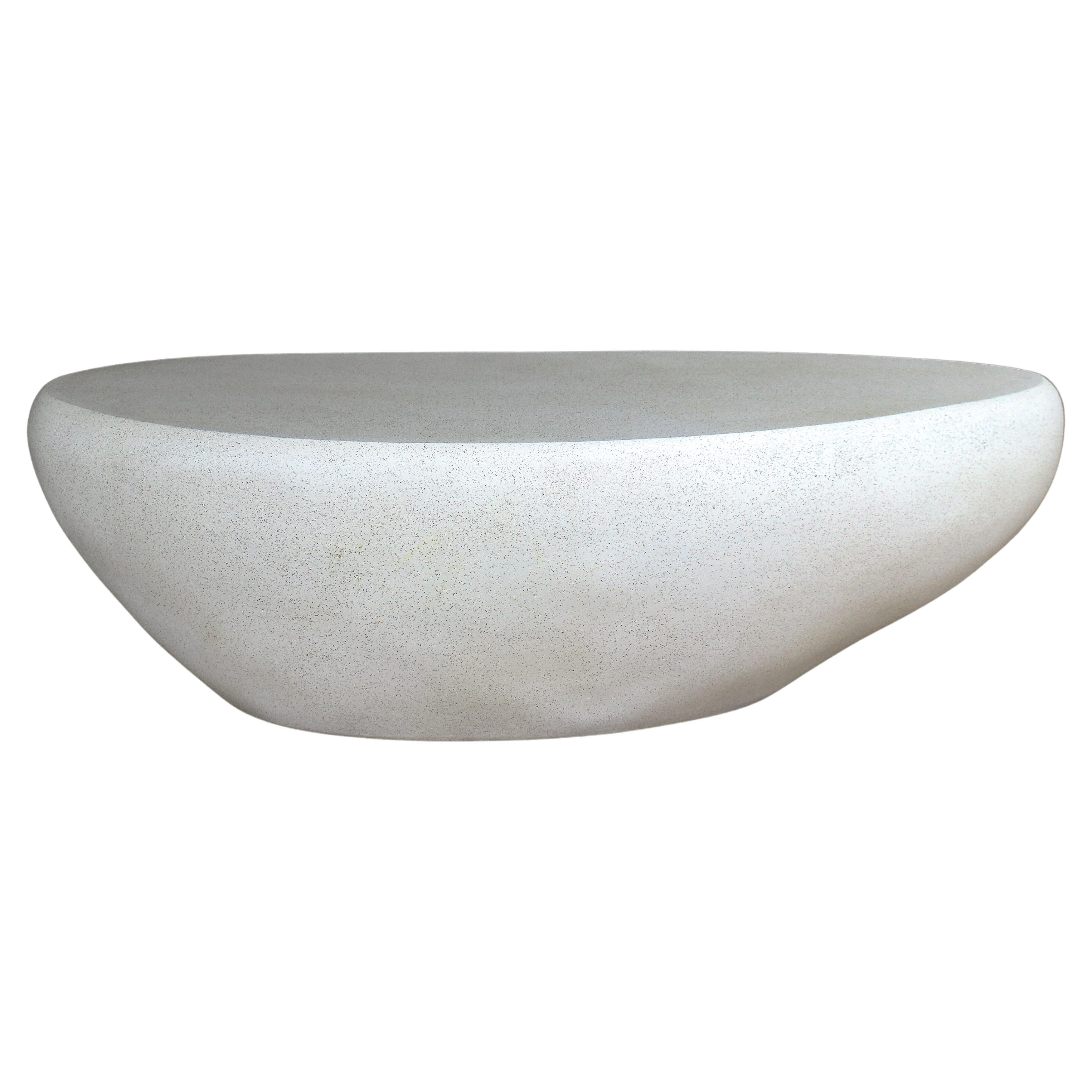 Tavolo basso 'River Rock' in resina fusa, finitura in Nature Stone di Zachary A. Design