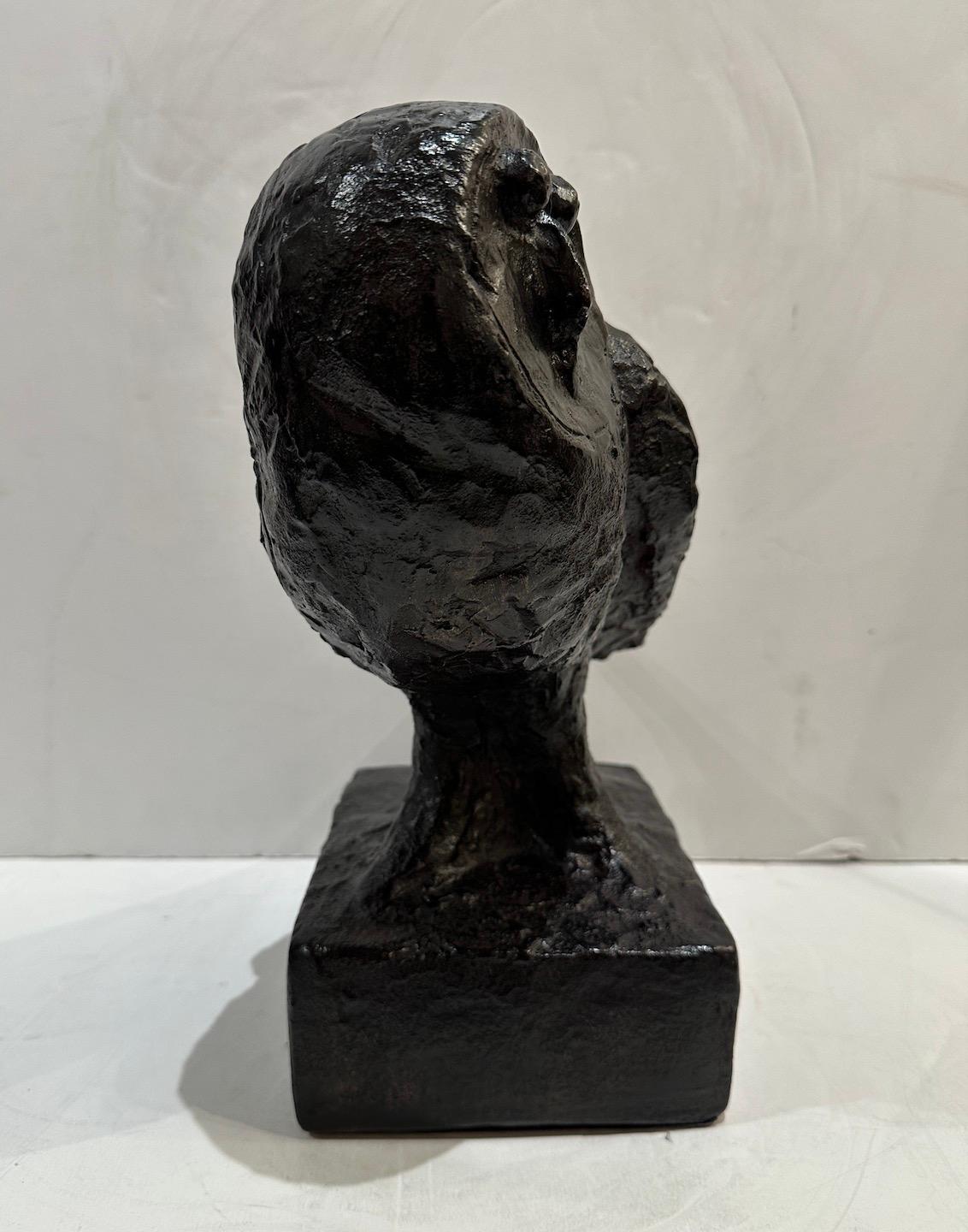 Milieu du XXe siècle Sculpture en résine coulée d'un hibou en vente