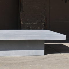 Mesa baja "Losa" de resina de Zachary A. Design
