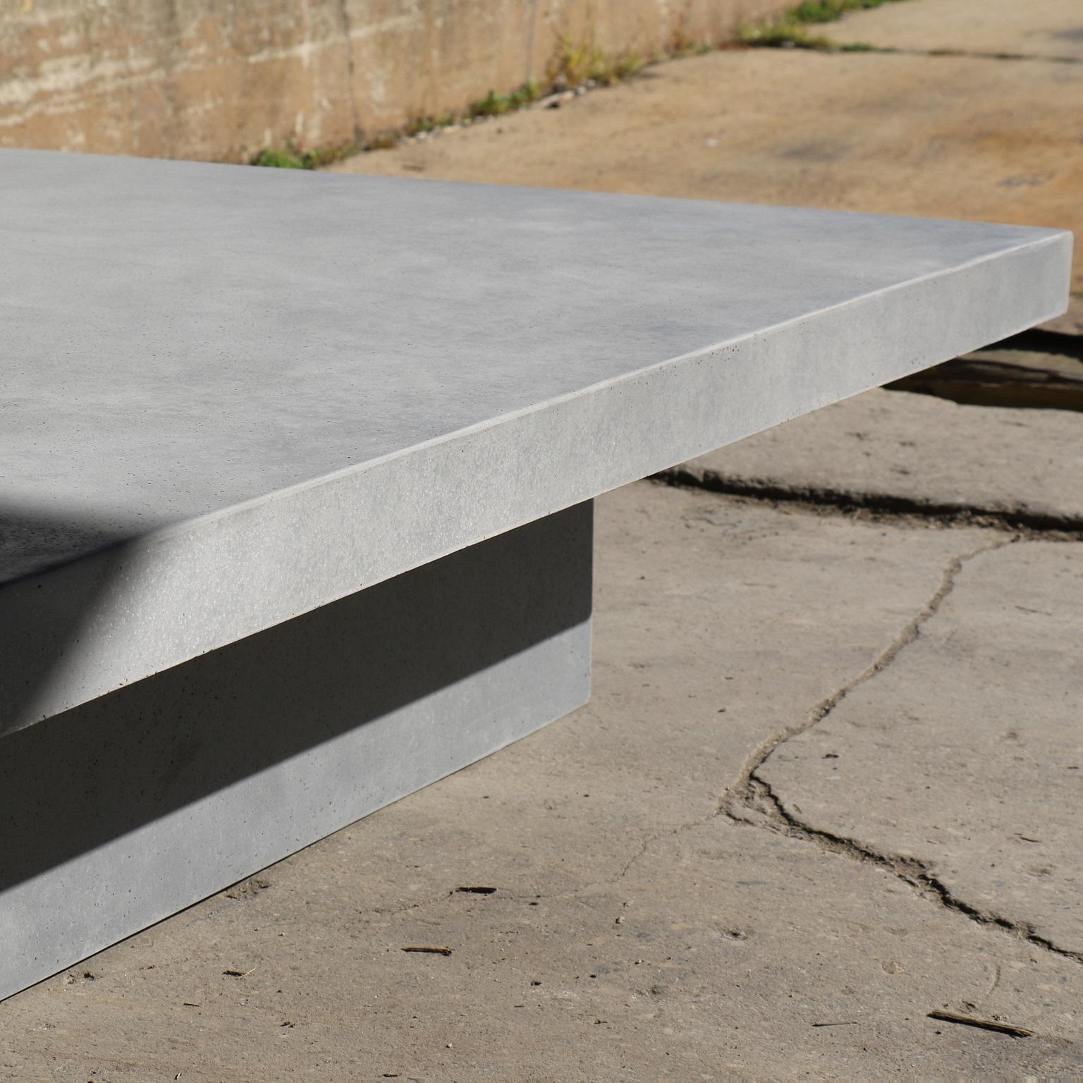 Américain  Table basse « dalle » en résine moulée, finition caractéristique de Zachary A. Design en vente