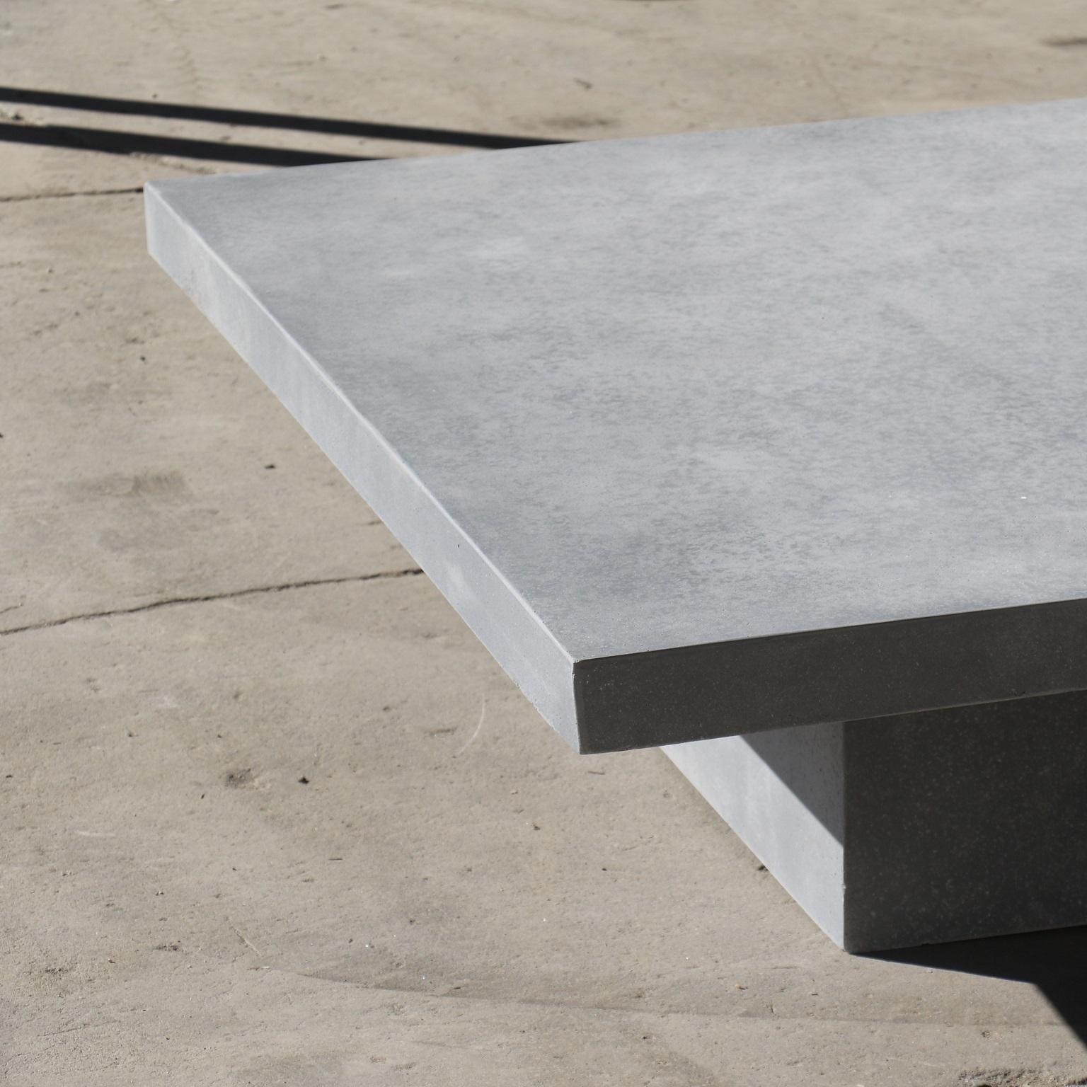 Moulage  Table basse « dalle » en résine moulée, finition caractéristique de Zachary A. Design en vente