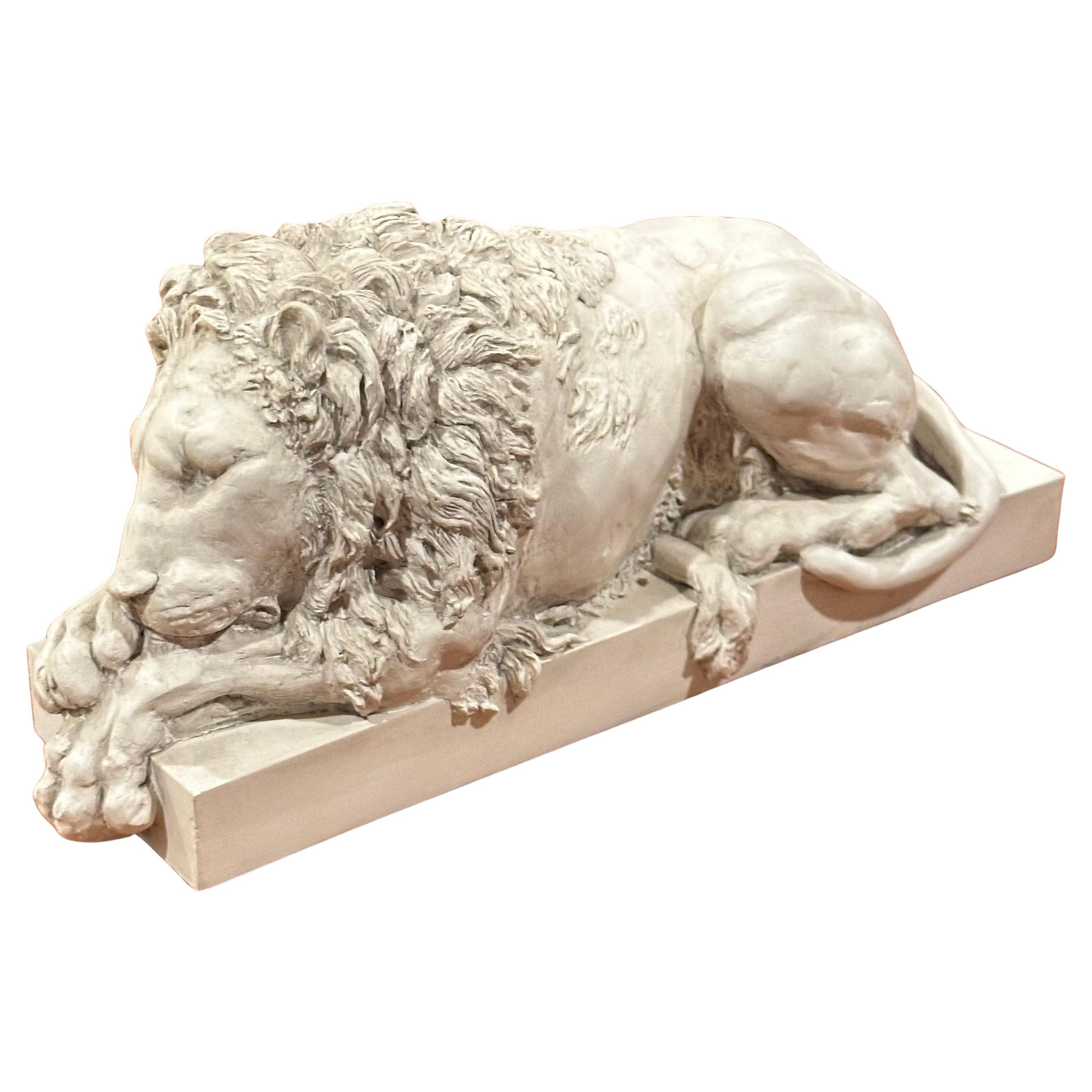 Scultura in resina "Leone addormentato" / Fermacarte di Rinaldo Rinaldi in vendita
