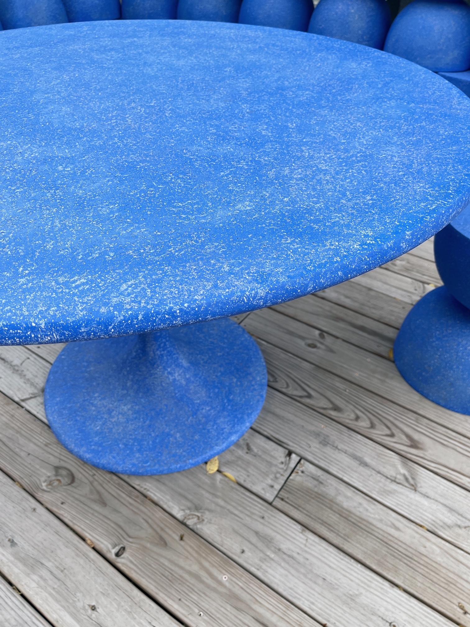 Minimaliste Table à mangerpindle en résine moulée, finition bleu Lupine par Zachary A. Design en vente
