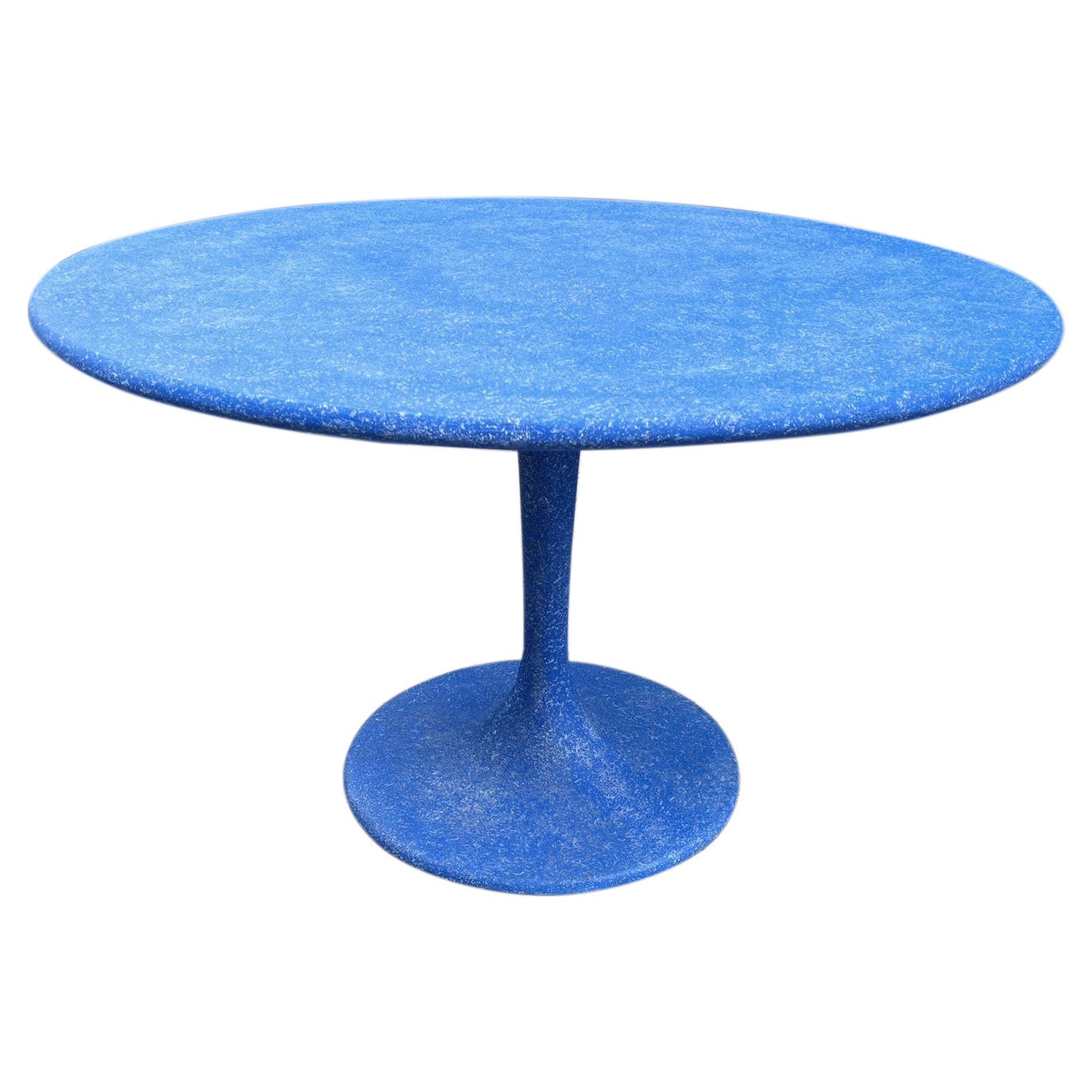 Esstisch „Spindle“ aus Gussharzguss, Lupine-Blaue Oberfläche von Zachary A. Design im Angebot