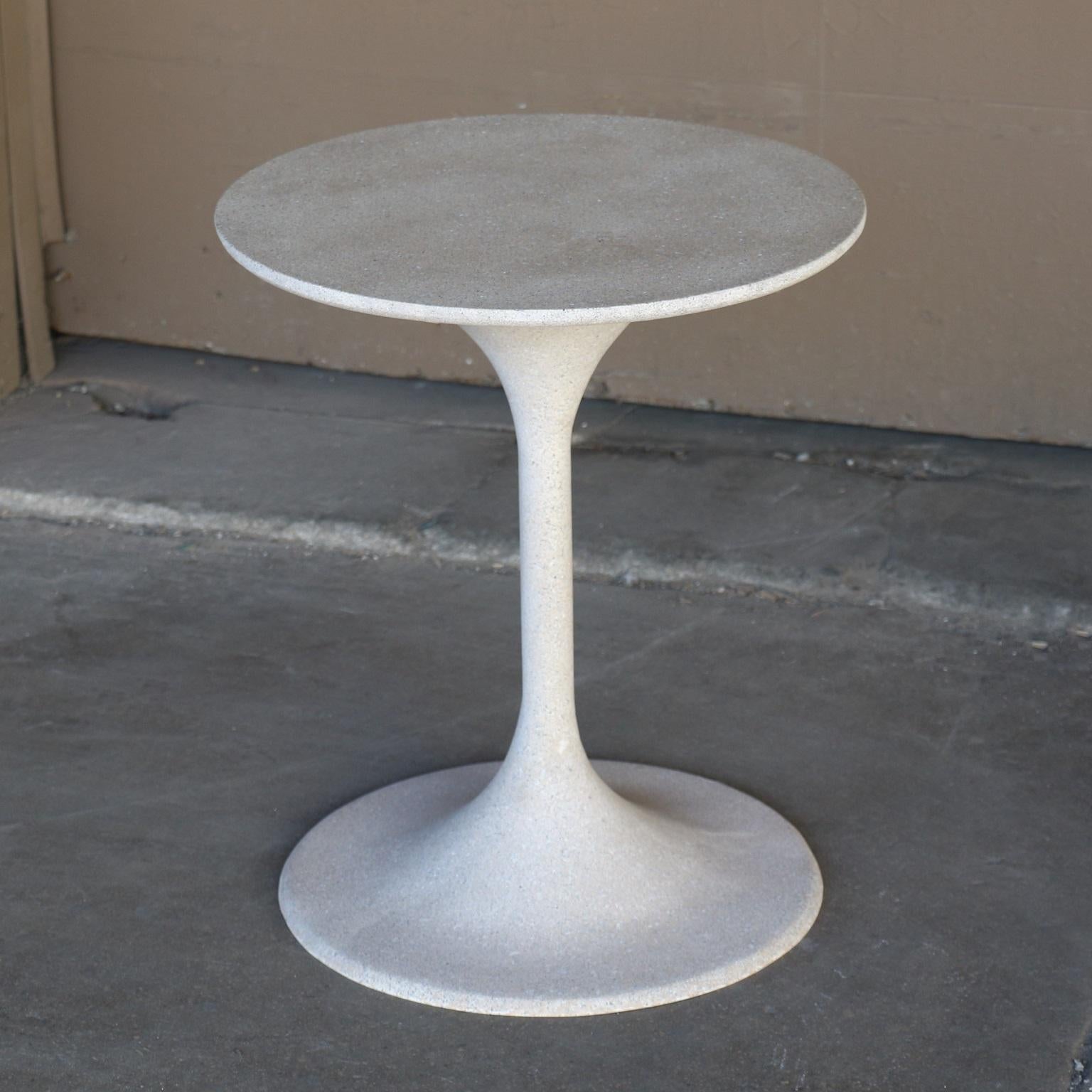 Américain Table d'appoint « Spindle » en résine moulée, finition pierre vieillie par Zachary A. Design en vente