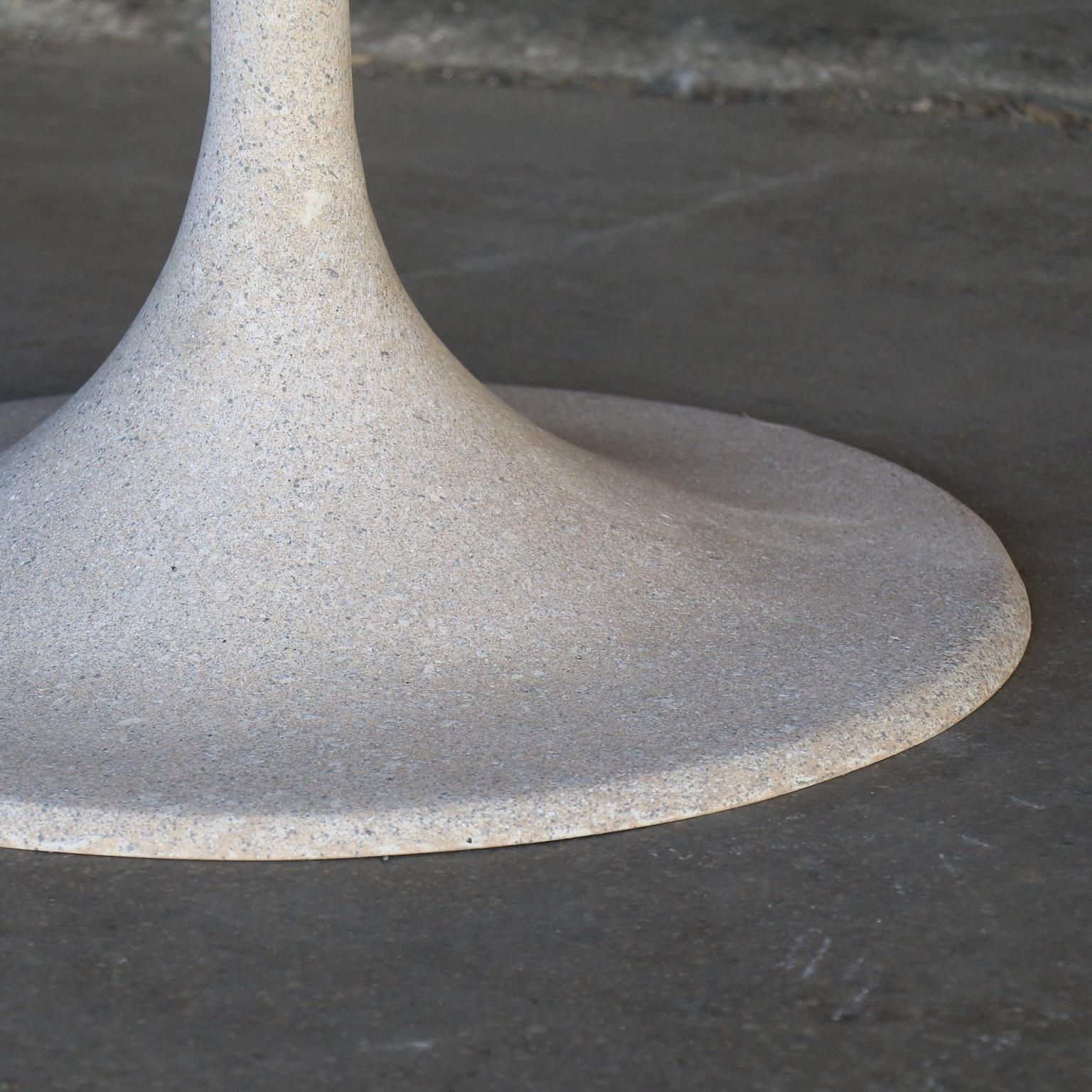 Beistelltisch „Spindle“ aus Gussharz, gealterte Steinoberfläche von Zachary A. Design im Zustand „Neu“ im Angebot in Chicago, IL