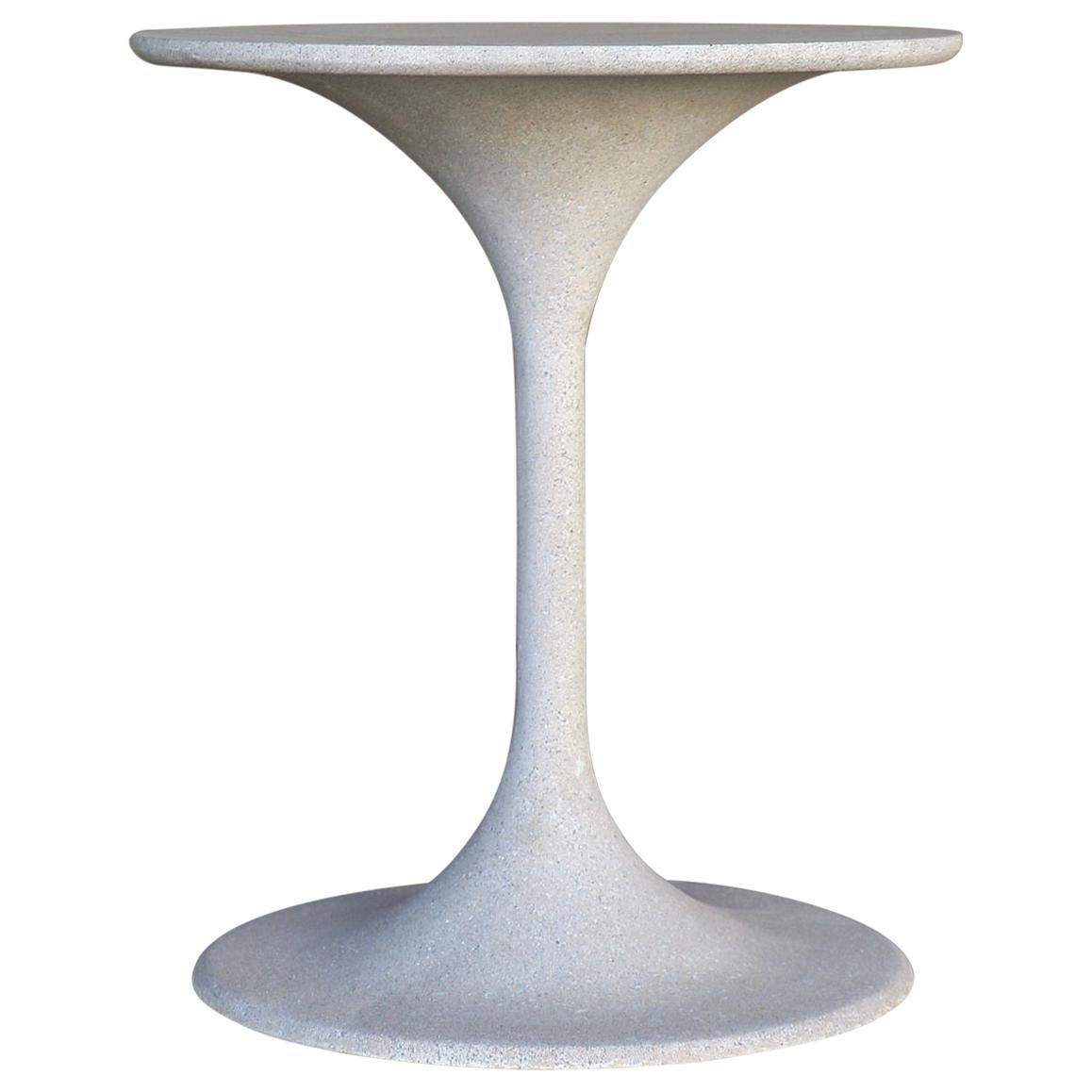 Table d'appoint « Spindle » en résine moulée, finition pierre vieillie par Zachary A. Design