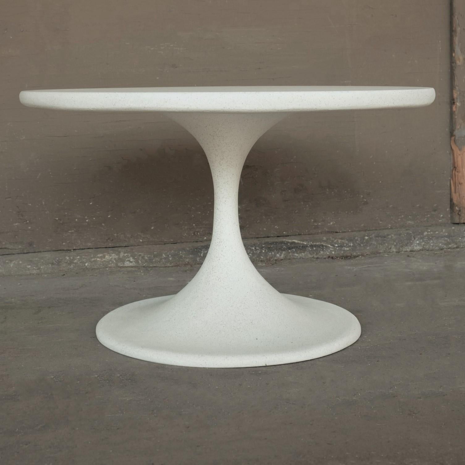 Beistelltisch „Spindle“ aus Gussharz, weiße Steinoberfläche von Zachary A. Design (Minimalistisch) im Angebot