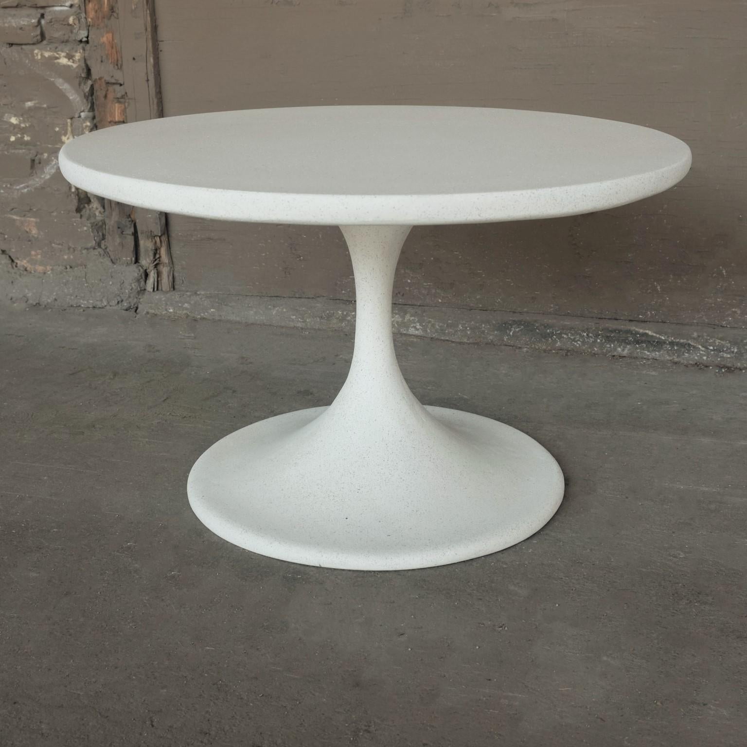 Un matériau improbable prend une forme emblématique. La force et la durabilité, sculptées avec fragilité et élégance. La forme et la fonction en un.

Dimensions : Diamètre 76,2 cm, hauteur 45,7 cm. Poids 13,6 kg.

Options de couleurs de finition