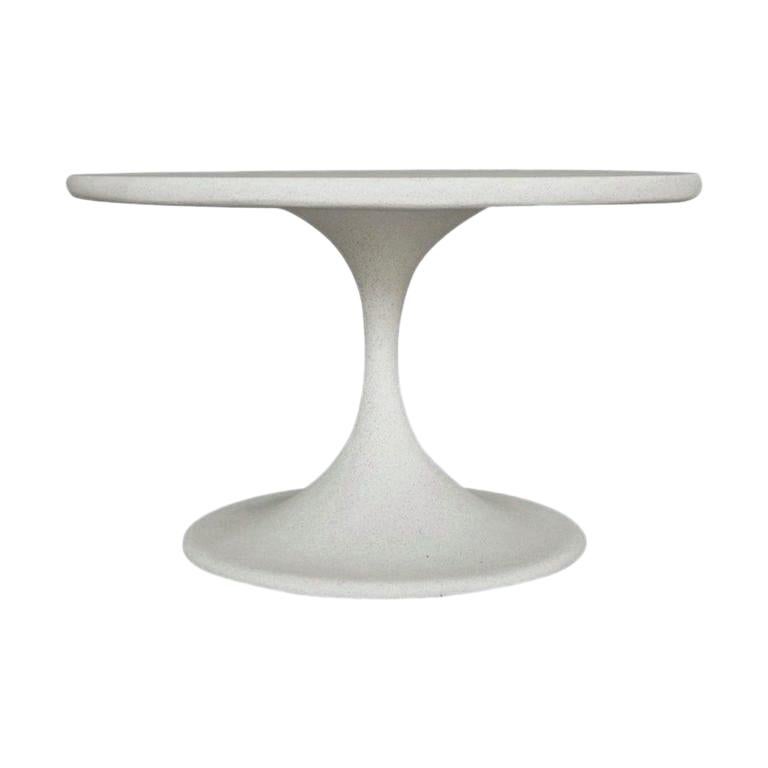 Table d'appoint 'Spindle' en résine moulée, finition pierre blanche par Zachary A. Design