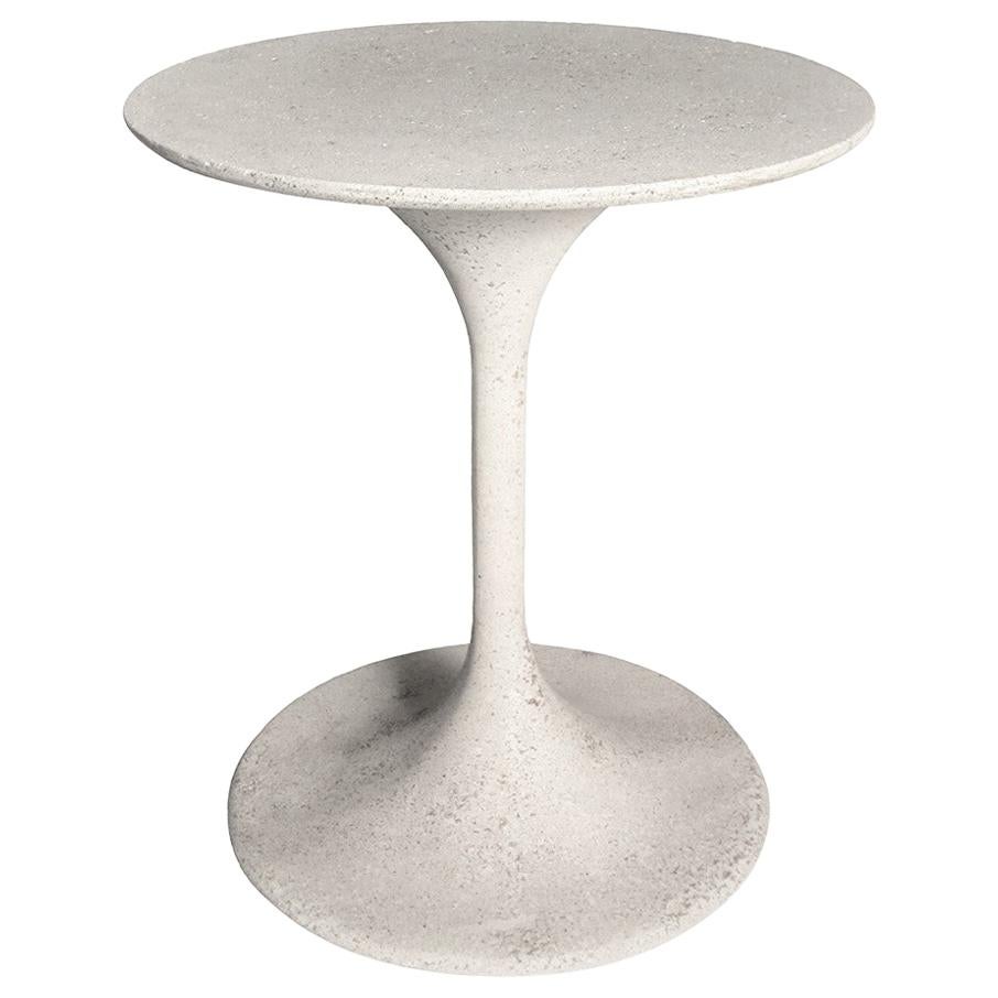 Table d'appoint 'Spindle' en résine moulée, finition pierre blanche par Zachary A. Design