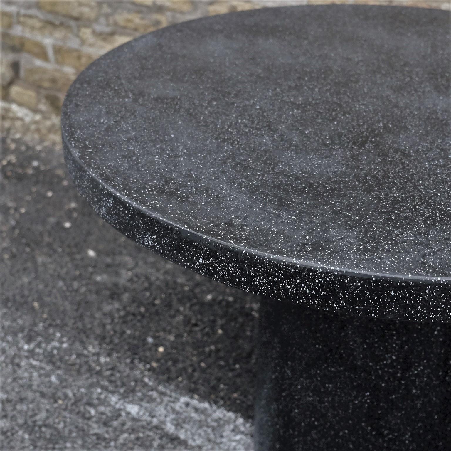 Esstisch „Spring“ aus Gießharz, Oberfläche mit Kohlestein von Zachary A. Design (amerikanisch) im Angebot