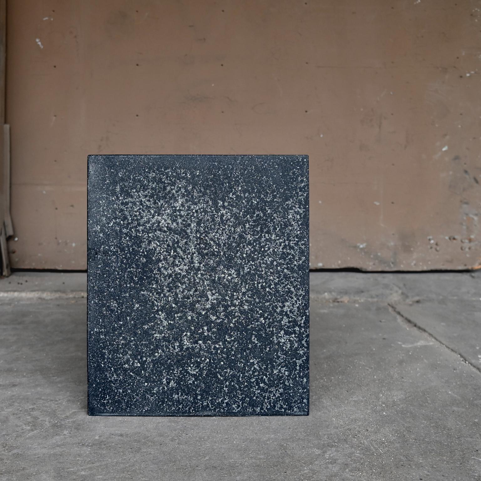 Minimaliste Table d'appoint Square en résine moulée, finition pierre de charbon par Zachary A. Design en vente