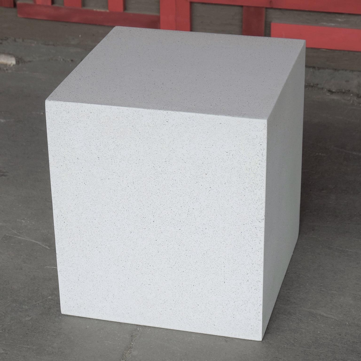 Beistelltisch „Square“ aus Gießharz, weiße Steinoberfläche von Zachary A. Design (Minimalistisch) im Angebot