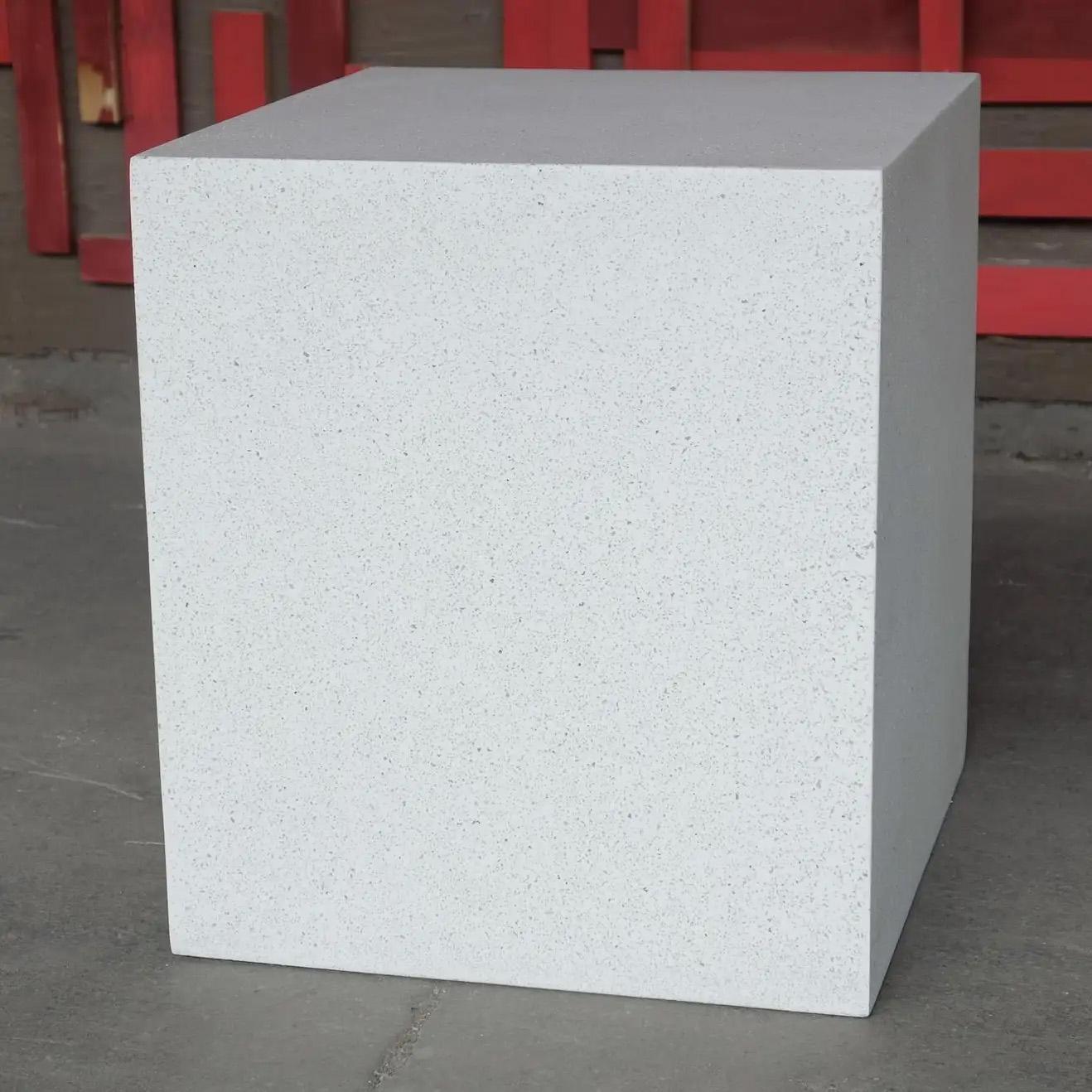 Minimaliste Table d'appoint « Square » en résine moulée, finition pierre blanche, par Zachary A. Design en vente