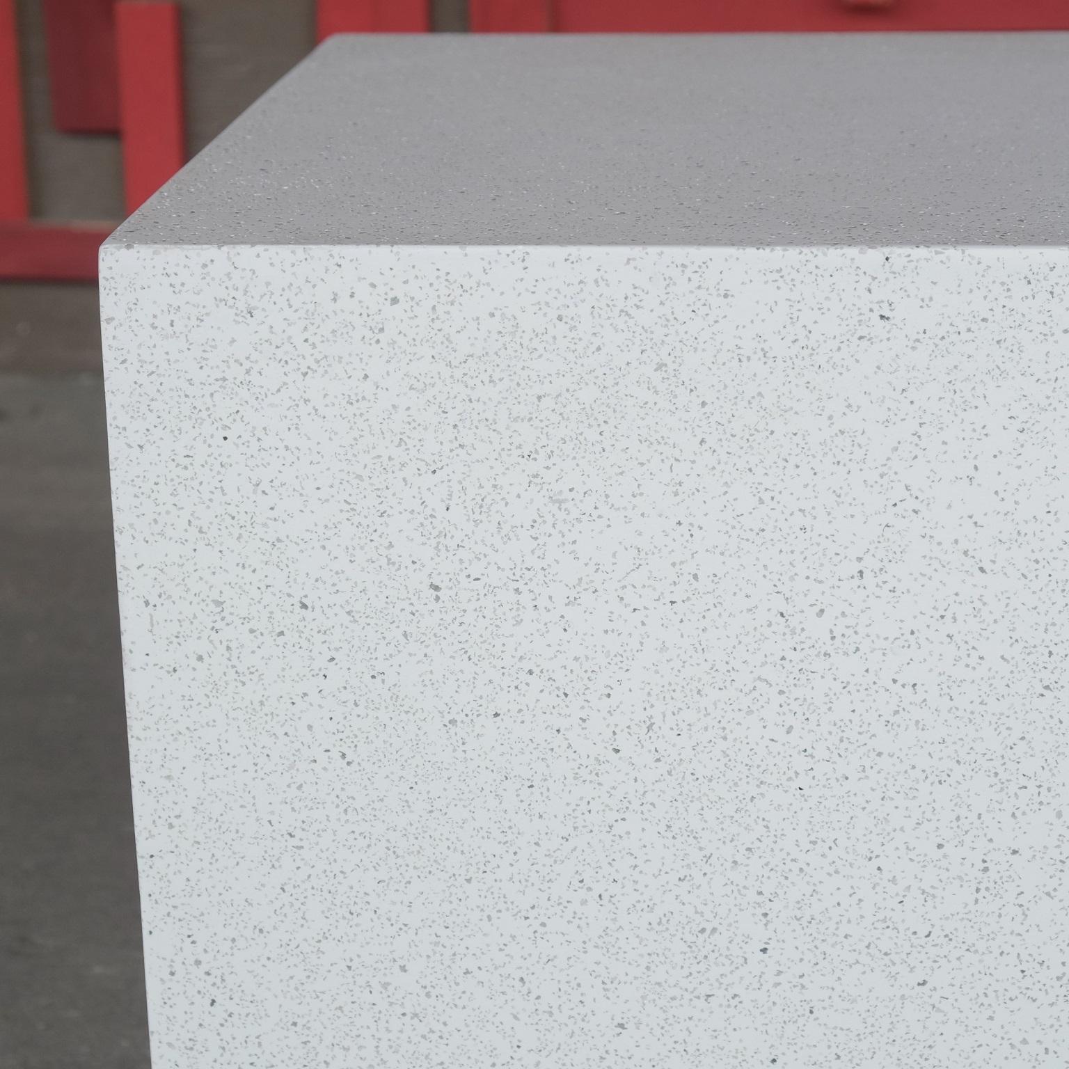 Moulage Table d'appoint « Square » en résine moulée, finition pierre blanche, par Zachary A. Design en vente