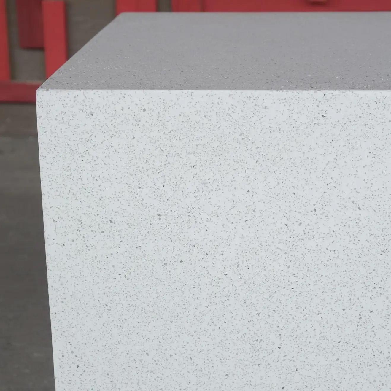 Moulage Table d'appoint « Square » en résine moulée, finition pierre blanche, par Zachary A. Design en vente
