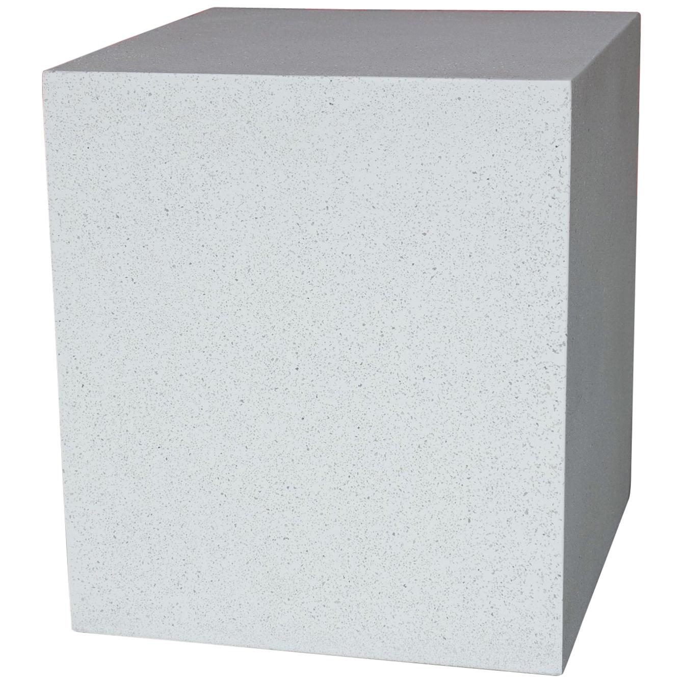 Beistelltisch „Square“ aus Gießharz, weiße Steinoberfläche von Zachary A. Design im Angebot