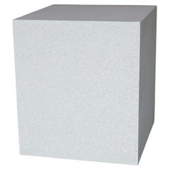 Table d'appoint « Square » en résine moulée, finition pierre blanche, par Zachary A. Design
