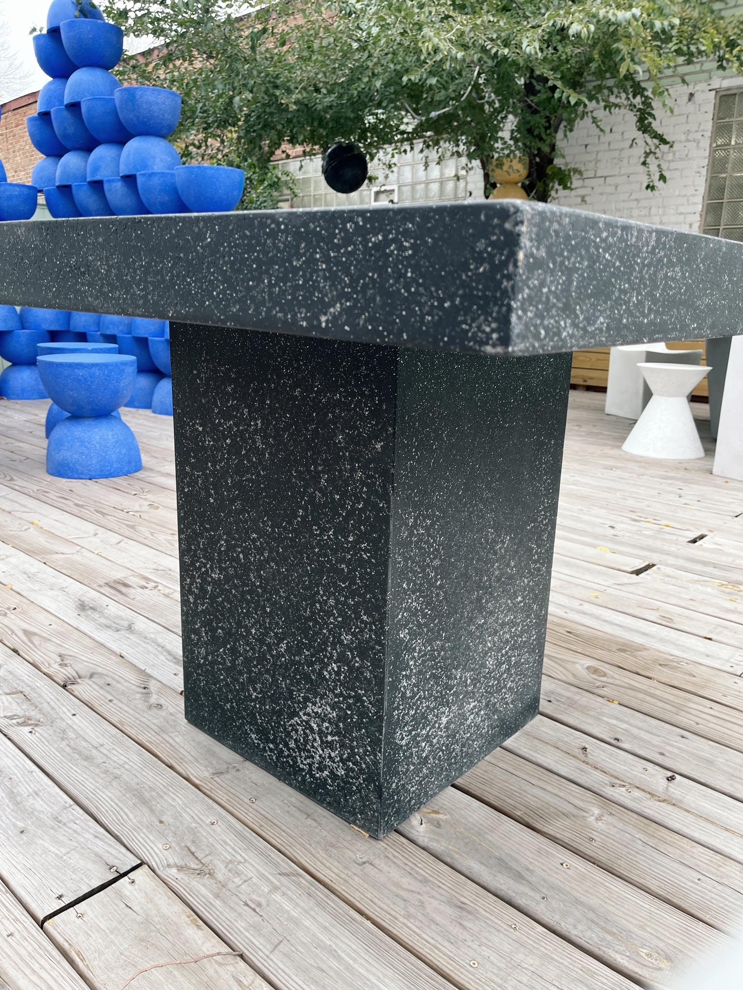 Esstisch „Square Slab“ aus Gießharz, Oberfläche mit Kohlestein von Zachary A. Design (Minimalistisch) im Angebot