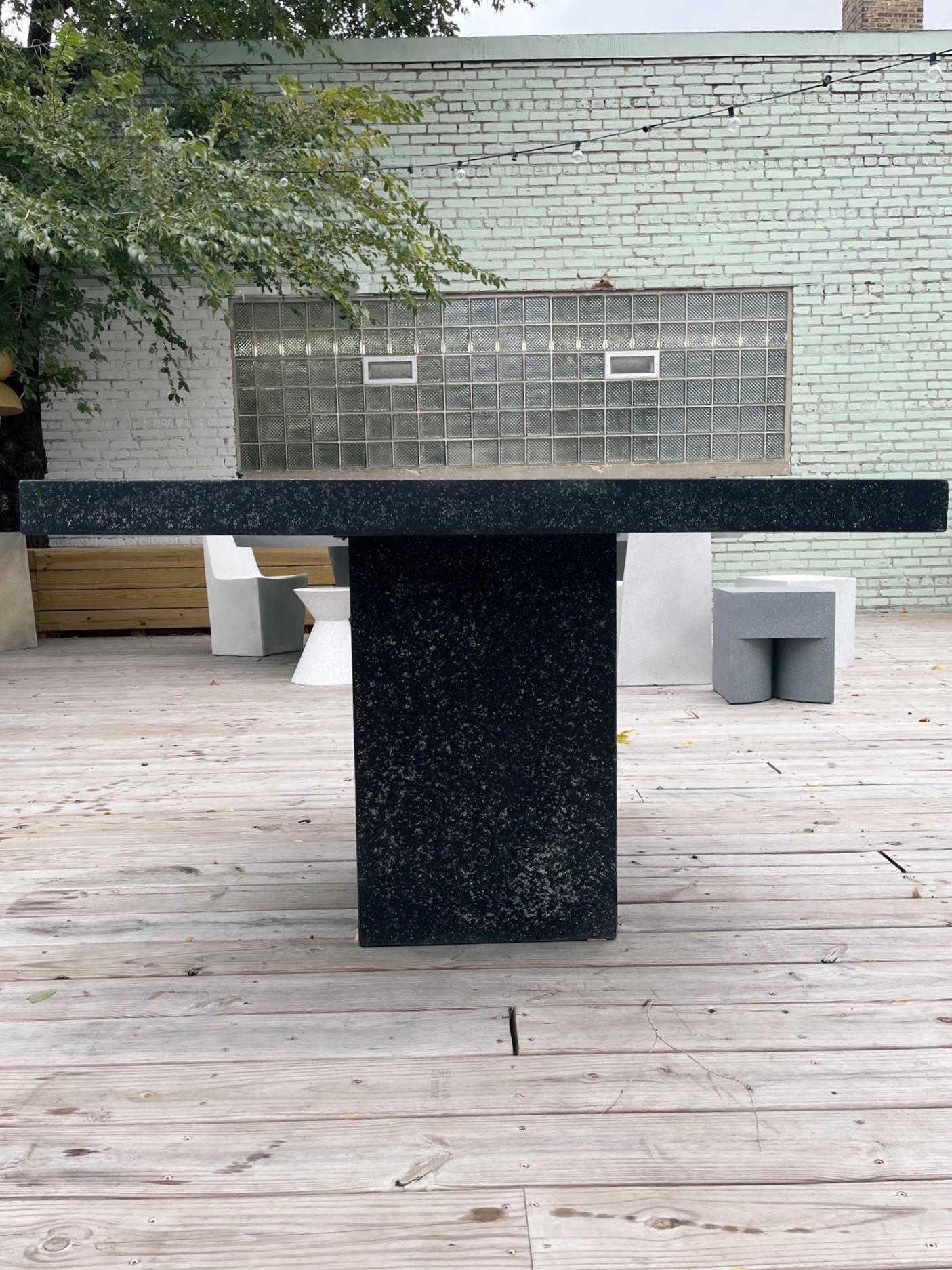 Américain Table de salle à manger « Square Slab » en résine moulée, finition en pierre de charbon par Zachary A. Design en vente
