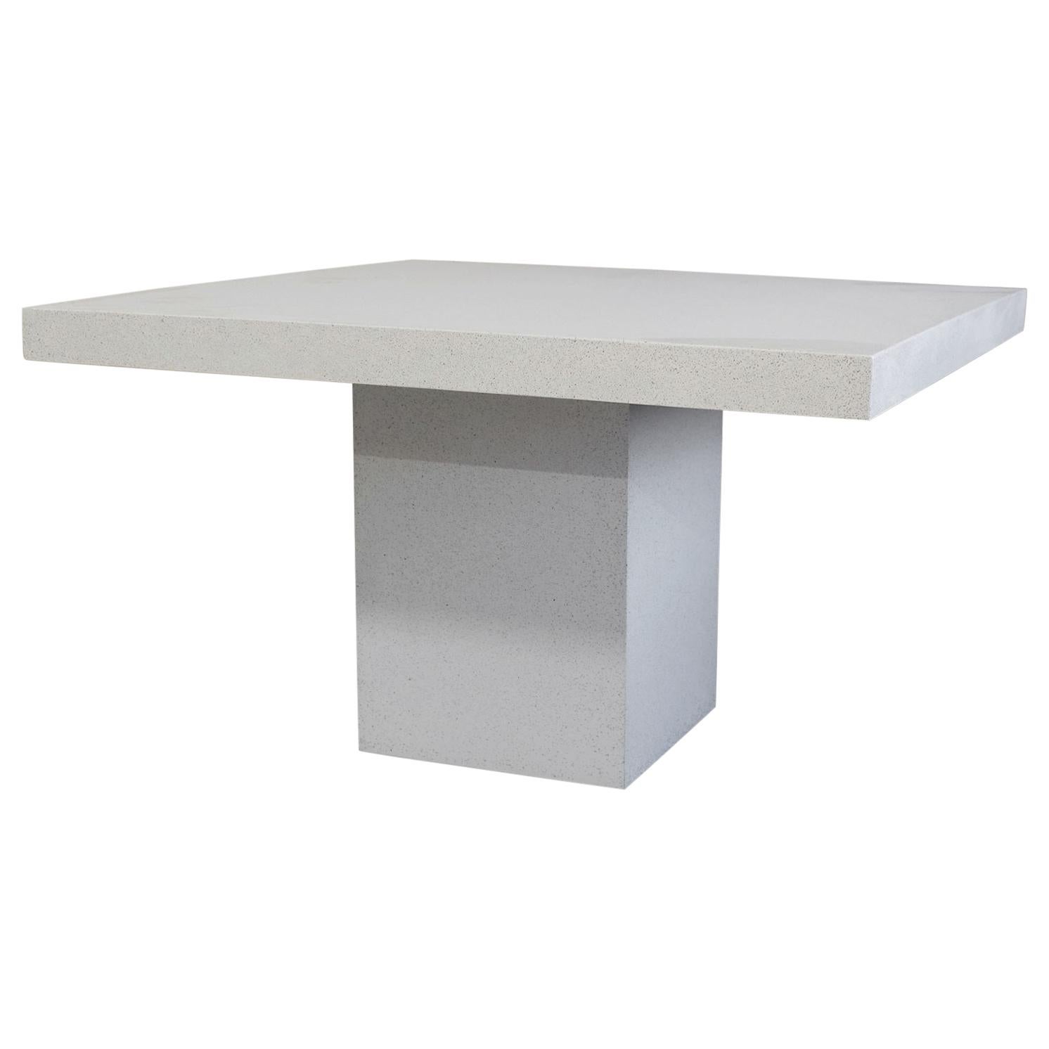 Table de salle à manger carrée en résine moulée « Square Slab », finition en pierre blanche par Zachary A. Design