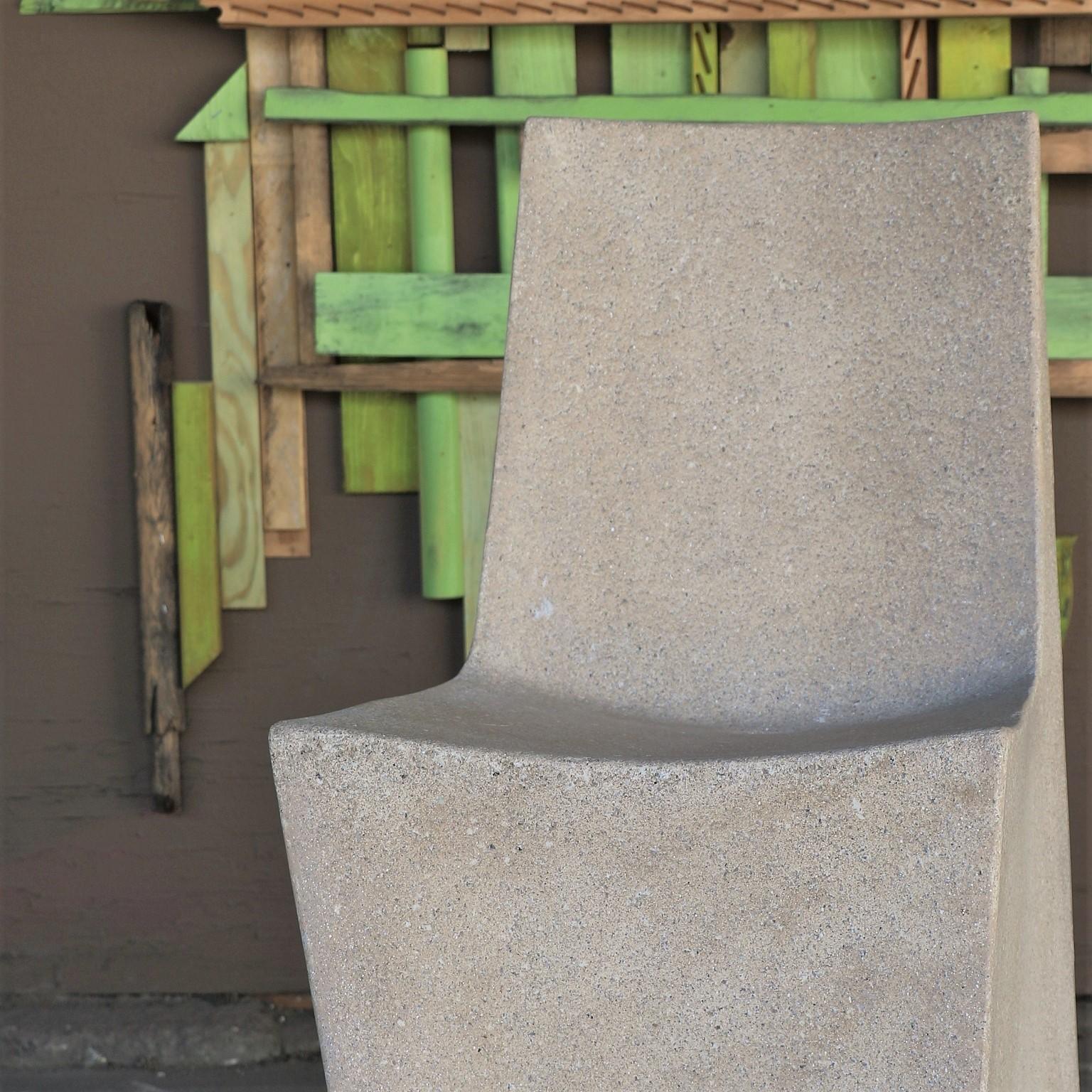 Esszimmerstuhl „Stone“ aus Gussharz, gealterte Steinoberfläche von Zachary A. Design (Minimalistisch) im Angebot