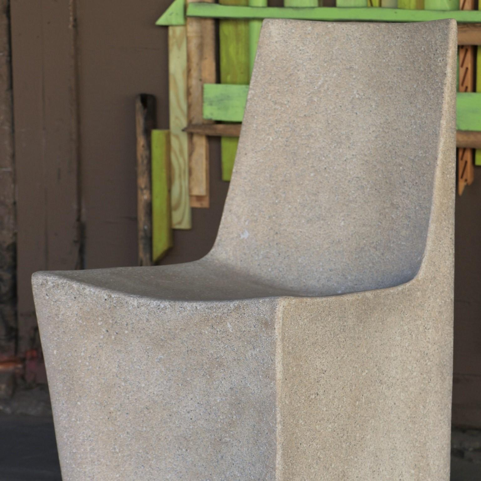 Américain Chaise de salle à manger Stone en résine moulée, finition en pierre vieillie par Zachary A. Design en vente