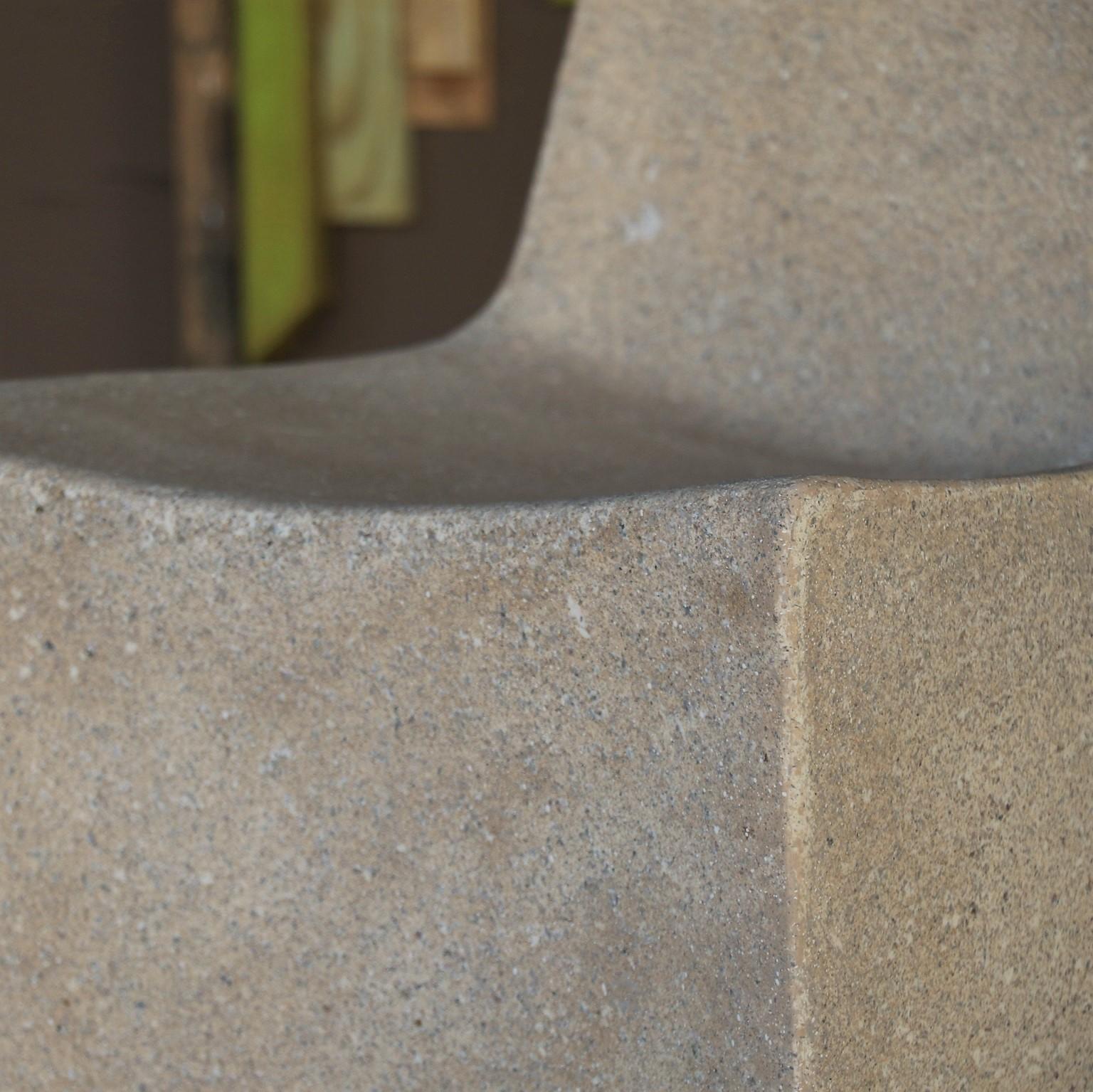 Esszimmerstuhl „Stone“ aus Gussharz, gealterte Steinoberfläche von Zachary A. Design (Gegossen) im Angebot