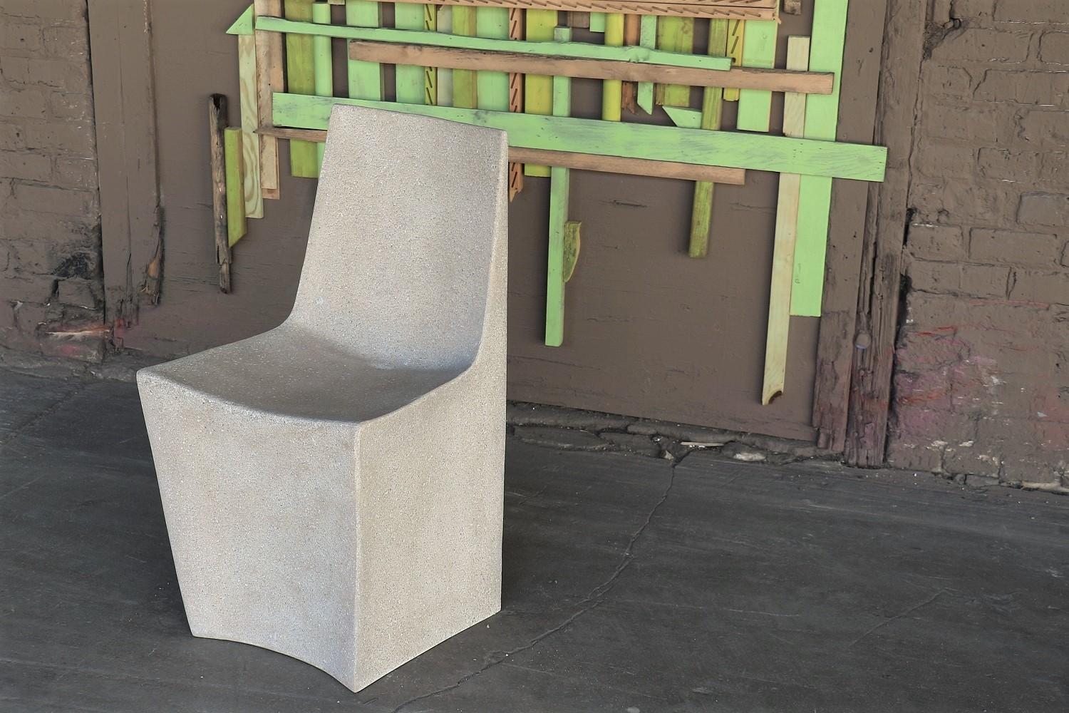 XXIe siècle et contemporain Chaise de salle à manger Stone en résine moulée, finition en pierre vieillie par Zachary A. Design en vente