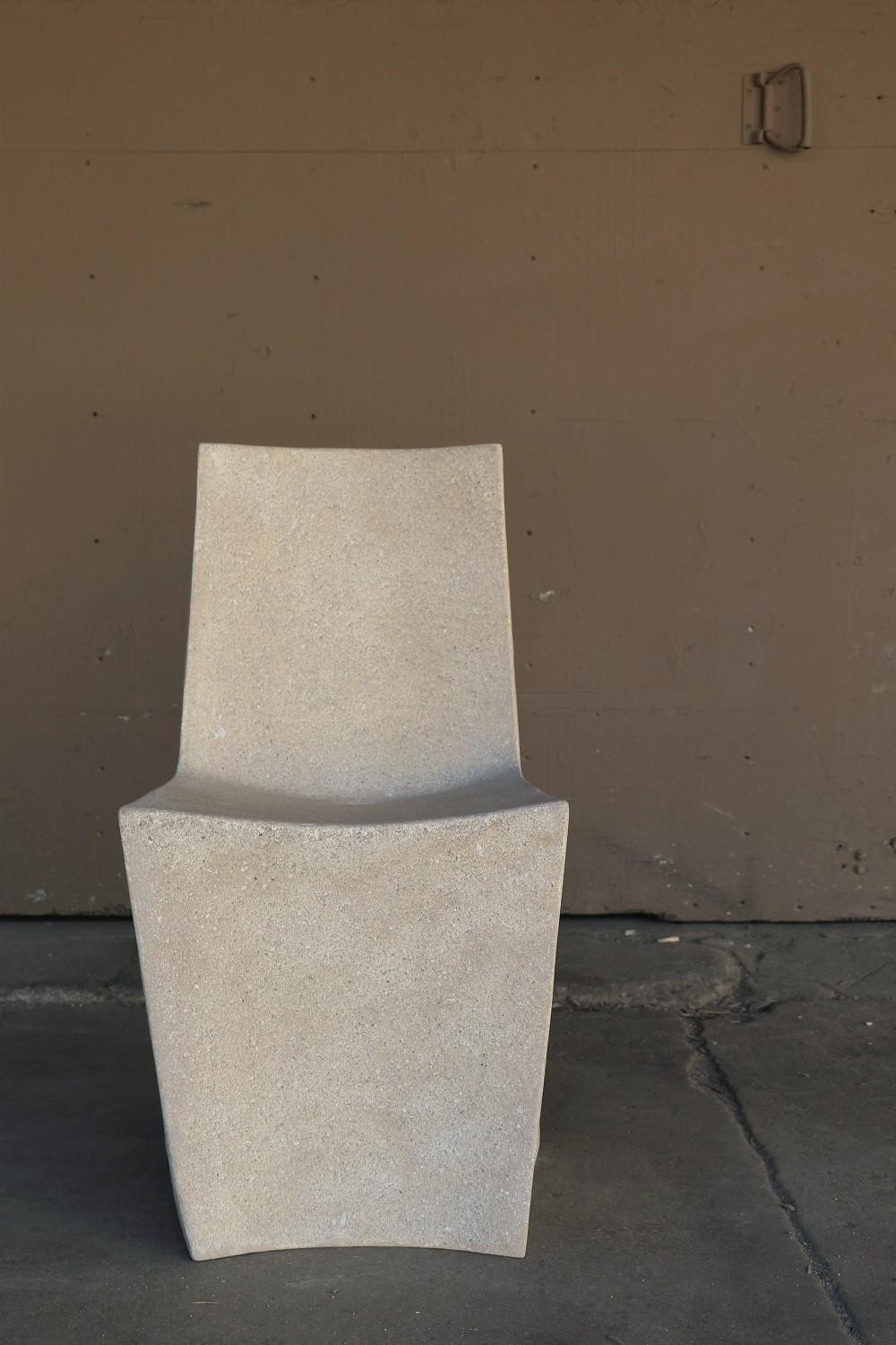 Résine Chaise de salle à manger Stone en résine moulée, finition en pierre vieillie par Zachary A. Design en vente