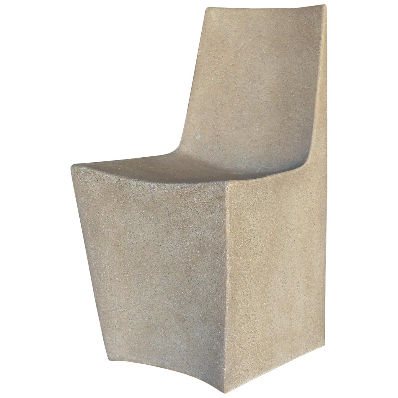 Chaise de salle à manger Stone en résine moulée, finition en pierre vieillie par Zachary A. Design
