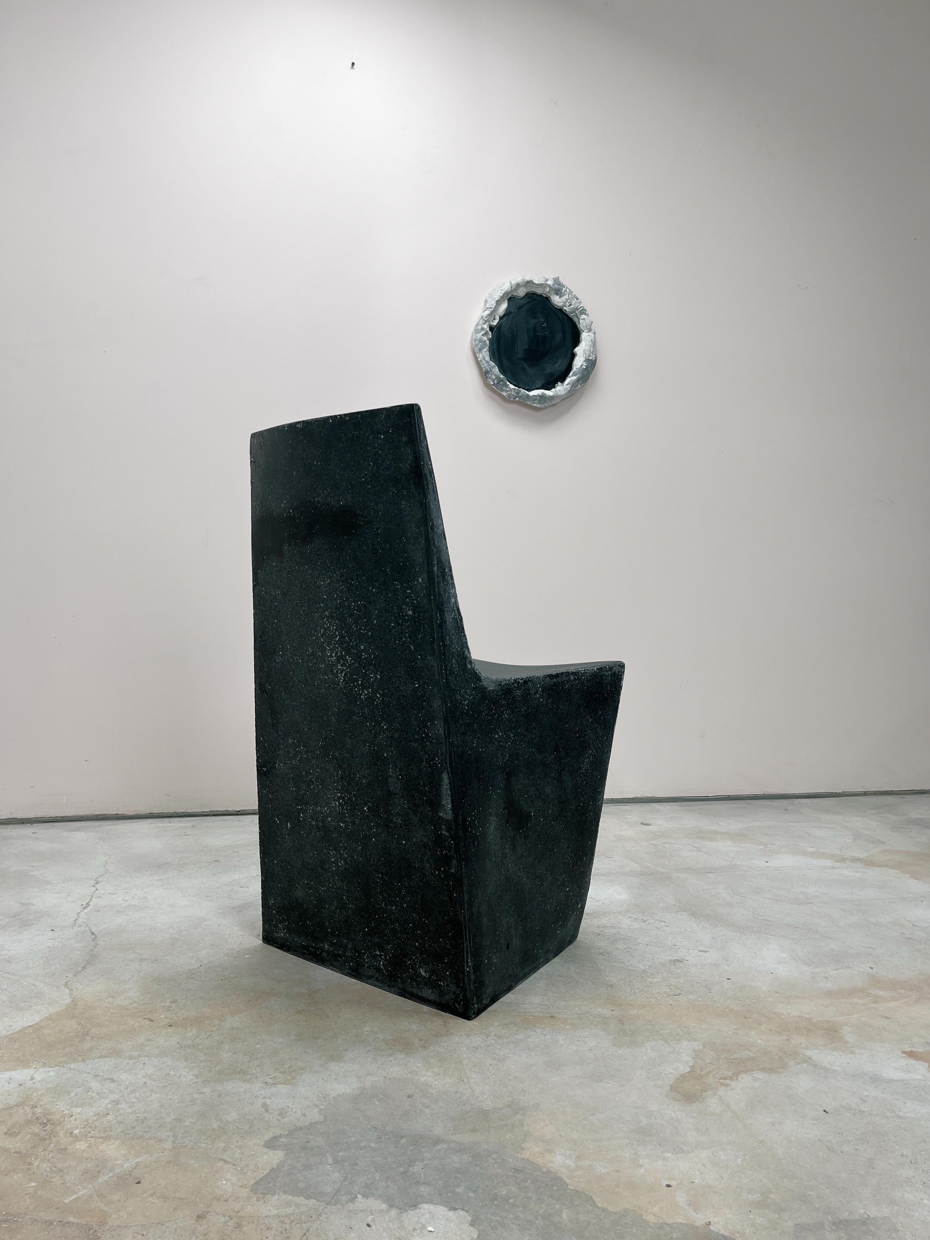 Minimaliste Chaise de salle à manger Stone en résine moulée, finition en pierre de charbon par Zachary A. Design en vente