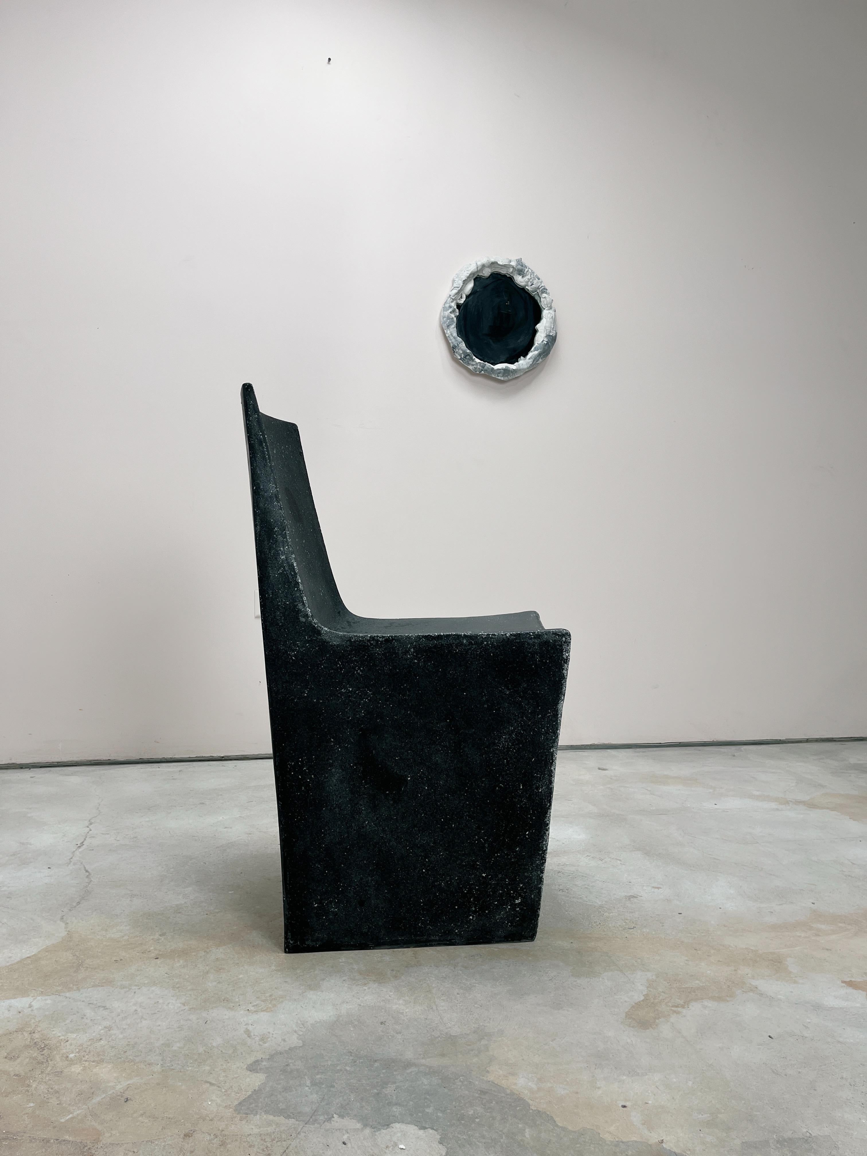 Américain Chaise de salle à manger Stone en résine moulée, finition en pierre de charbon par Zachary A. Design en vente