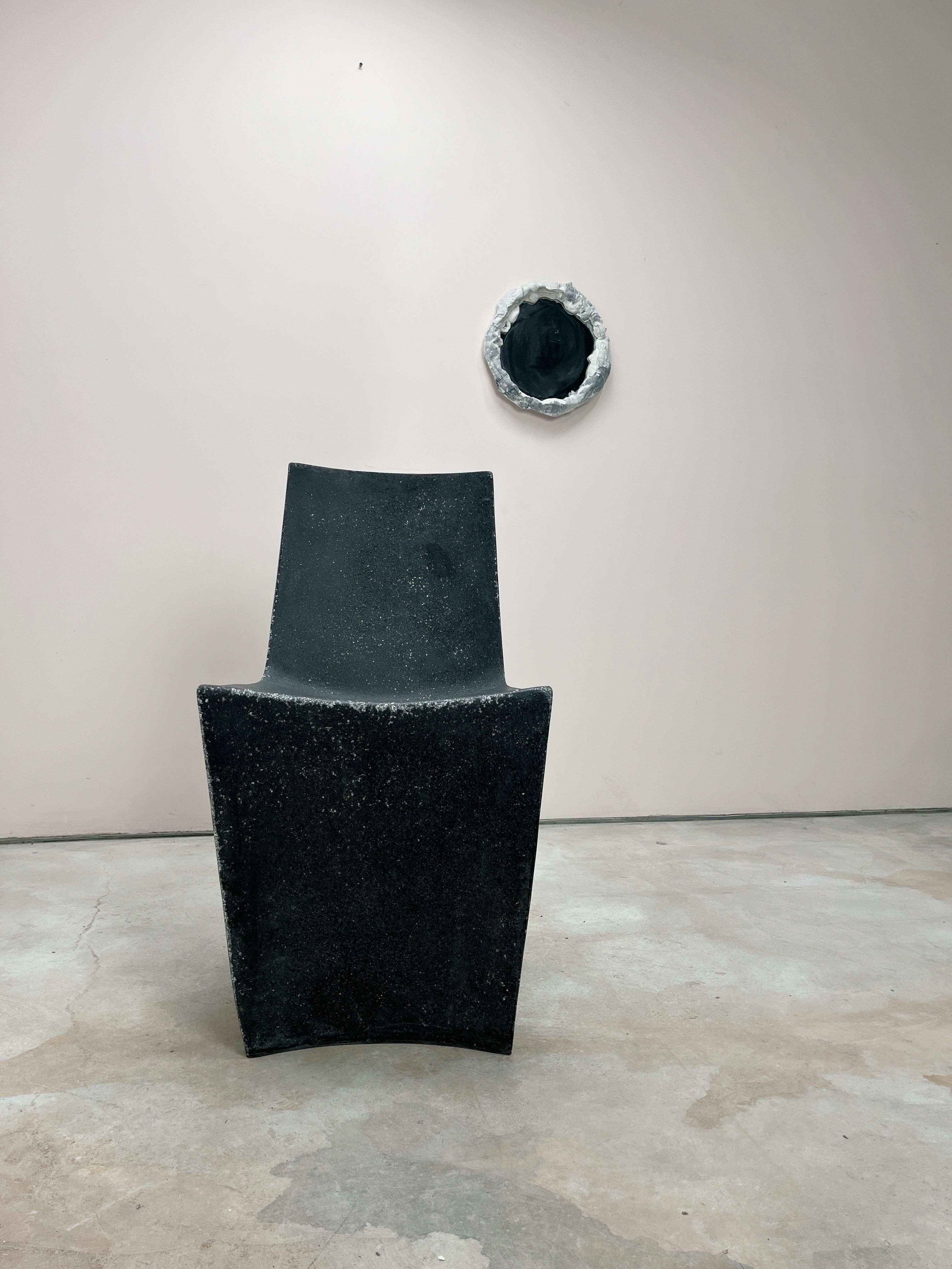 Esszimmerstuhl „Stone“ aus Gussharz, Oberfläche mit Kohlestein von Zachary A. Design (Gegossen) im Angebot