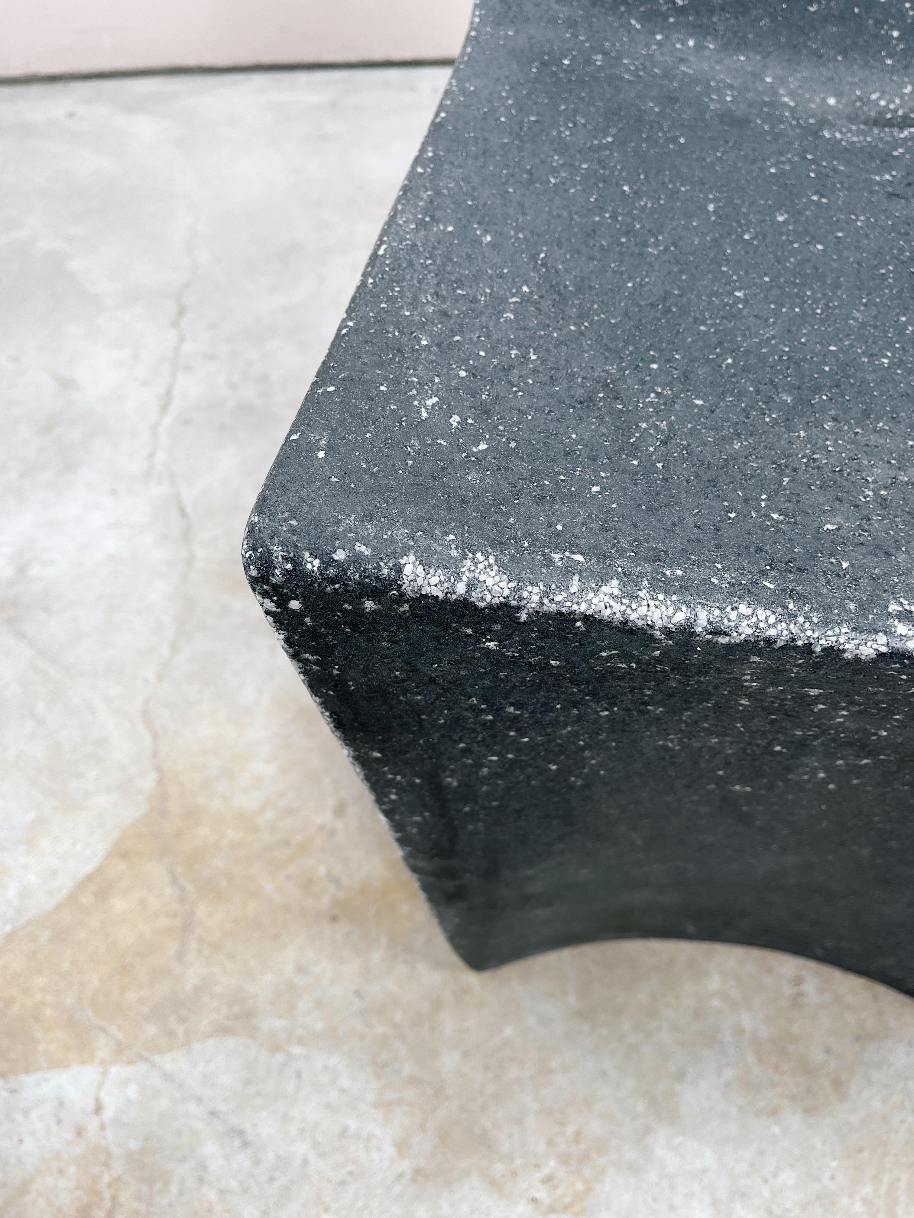 Chaise de salle à manger Stone en résine moulée, finition en pierre de charbon par Zachary A. Design Neuf - En vente à Chicago, IL