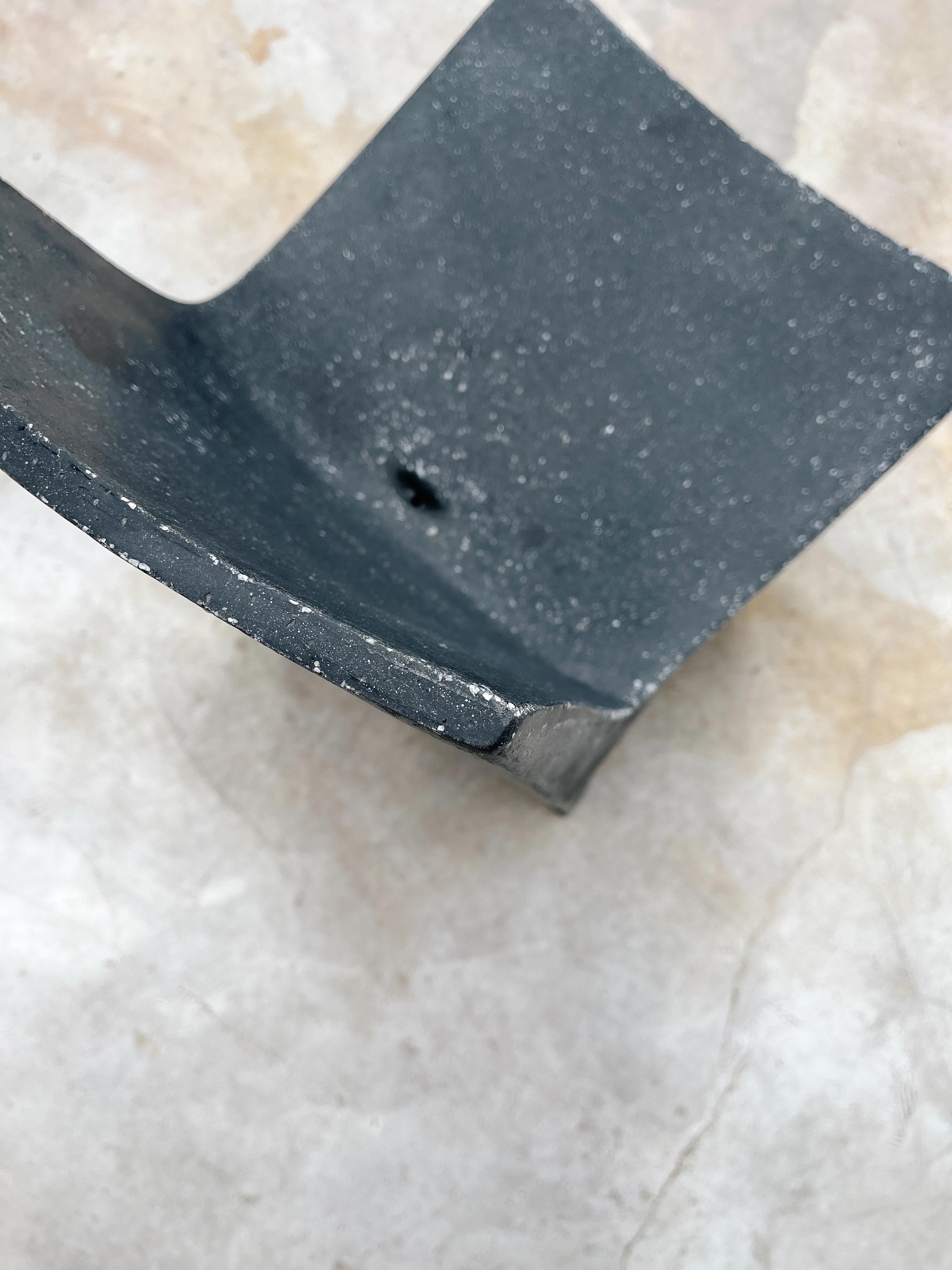 Esszimmerstuhl „Stone“ aus Gussharz, Oberfläche mit Kohlestein von Zachary A. Design (21. Jahrhundert und zeitgenössisch) im Angebot