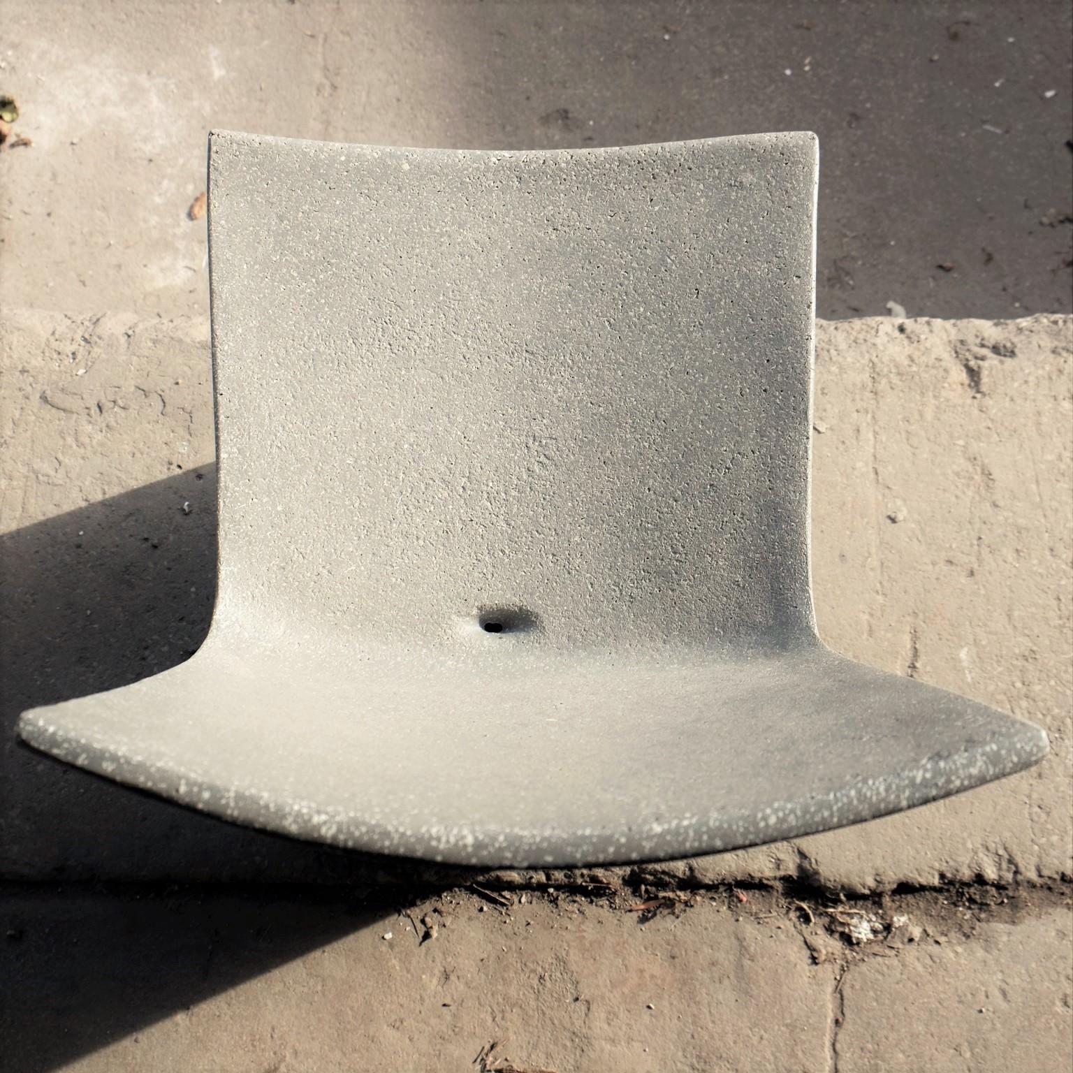 Résine Chaise de salle à manger Stone en résine moulée, finition en pierre grise Key par Zachary A. Design en vente