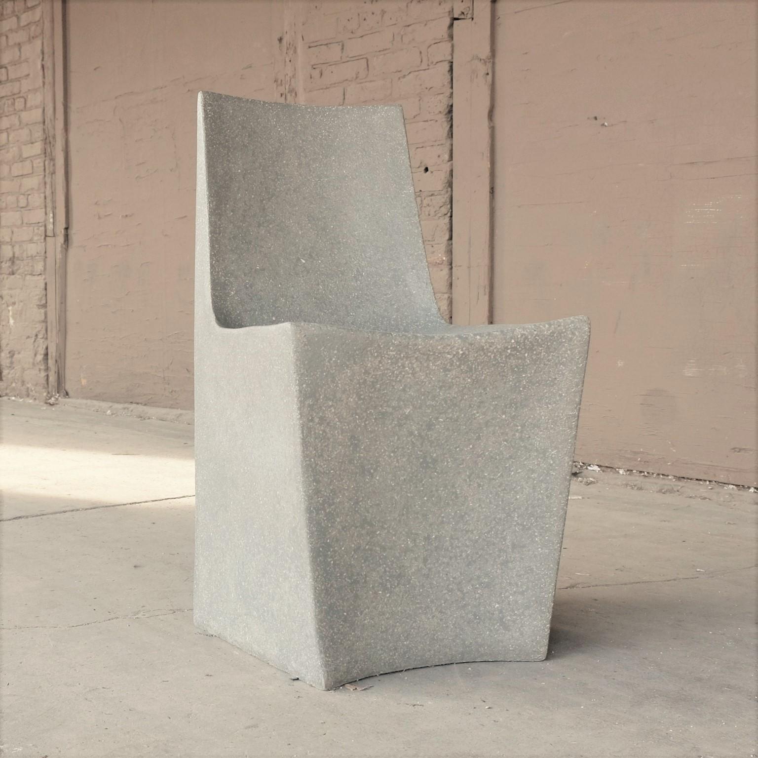 Esszimmerstuhl „Stone“ aus gegossenem Harz, Edelstein-Finish von Zachary A. Design (Minimalistisch) im Angebot
