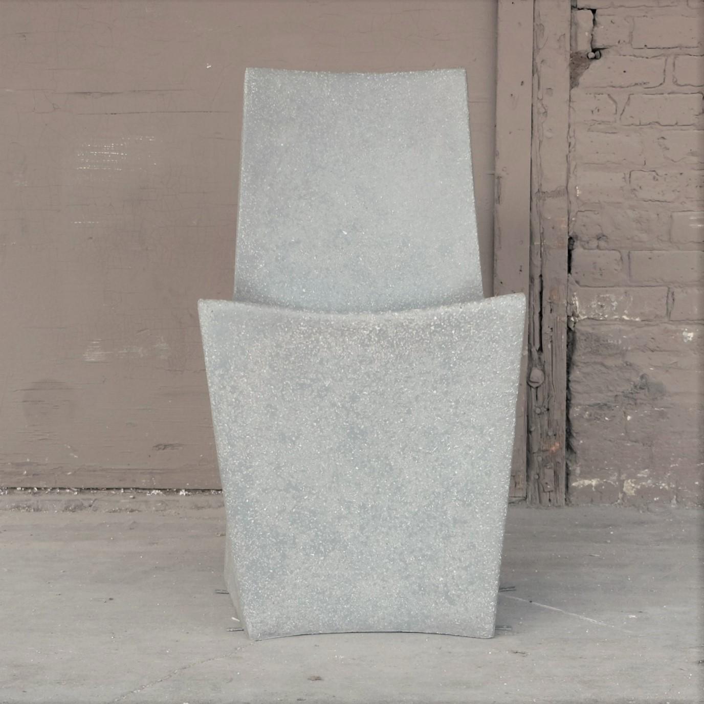 Esszimmerstuhl „Stone“ aus gegossenem Harz, Edelstein-Finish von Zachary A. Design (amerikanisch) im Angebot