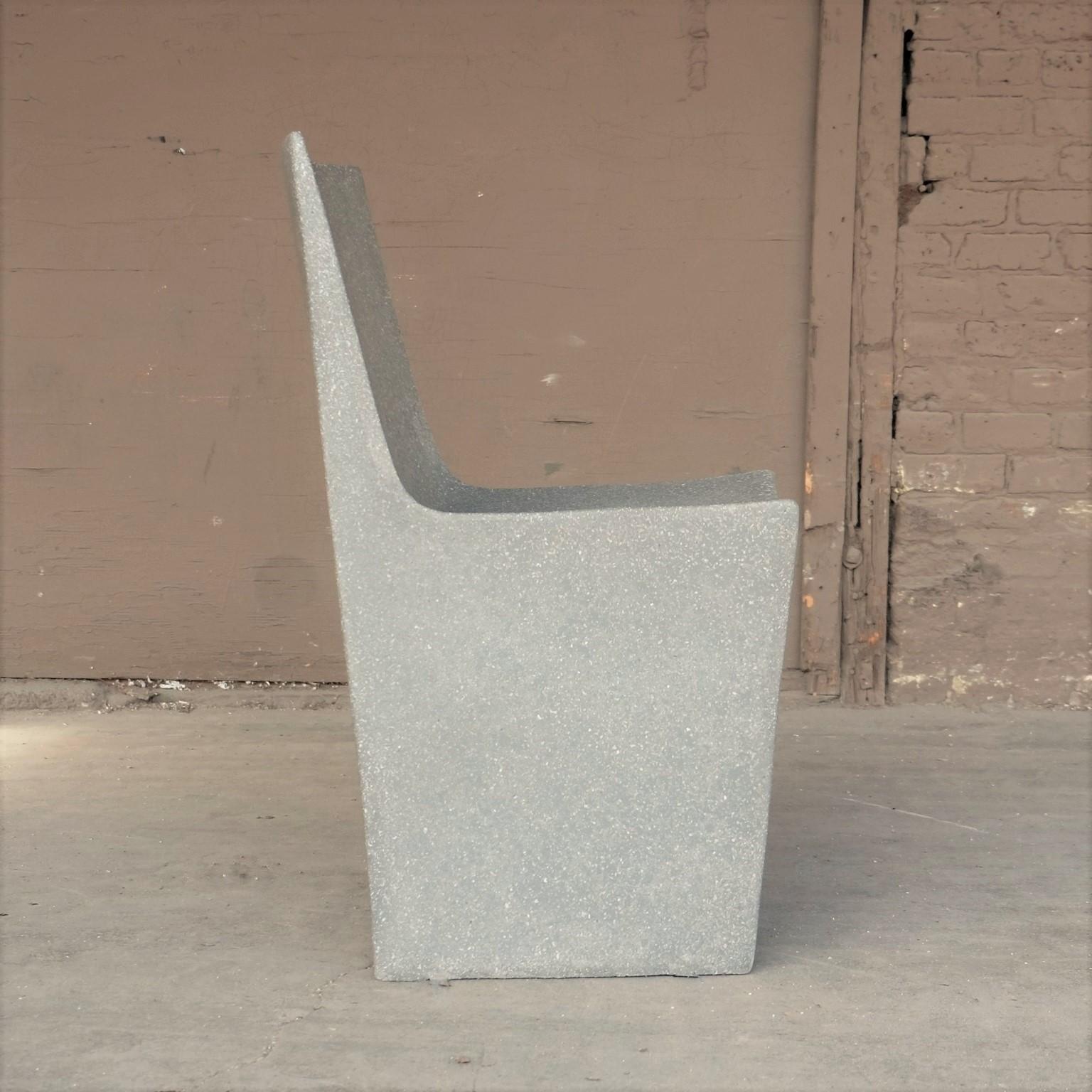 Minimaliste Chaise de salle à manger Stone en résine moulée, finition en pierre grise Key par Zachary A. Design en vente