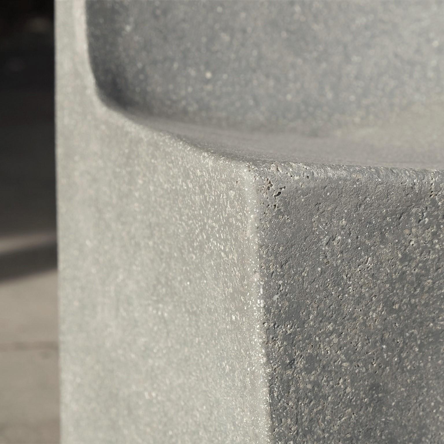 Esszimmerstuhl „Stone“ aus gegossenem Harz, Edelstein-Finish von Zachary A. Design im Angebot 1